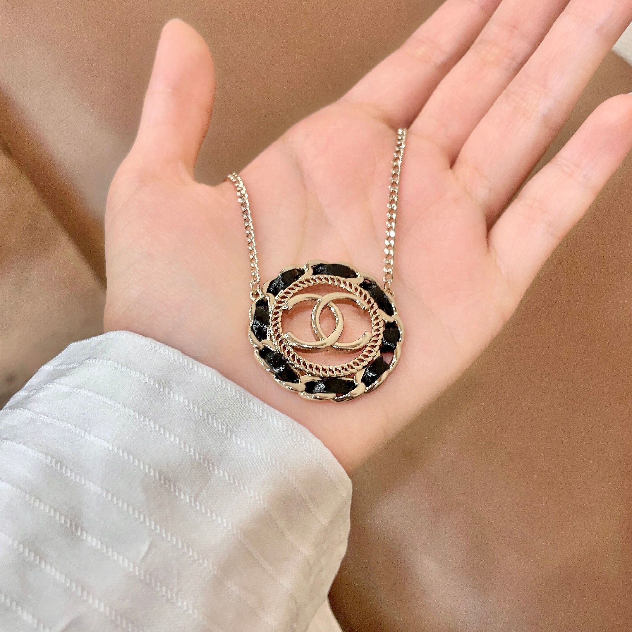 CHANEL 26S DOUBLE C LOGO BLACK ENAMEL ROPE EDGE ROUND PENDANT NECKLACE IN GOLD METAL 633296