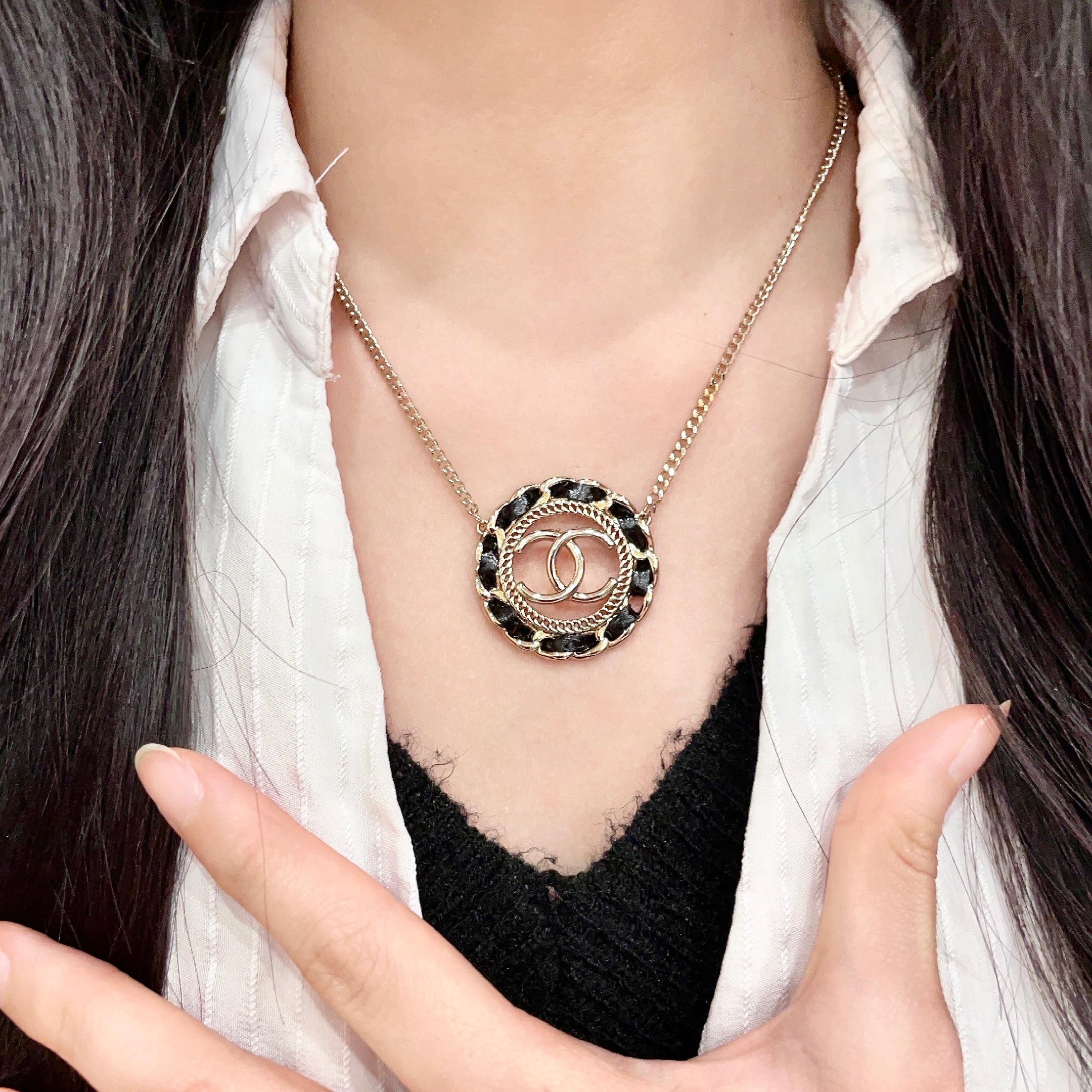 CHANEL 26S DOUBLE C LOGO BLACK ENAMEL ROPE EDGE ROUND PENDANT NECKLACE IN GOLD METAL 633296