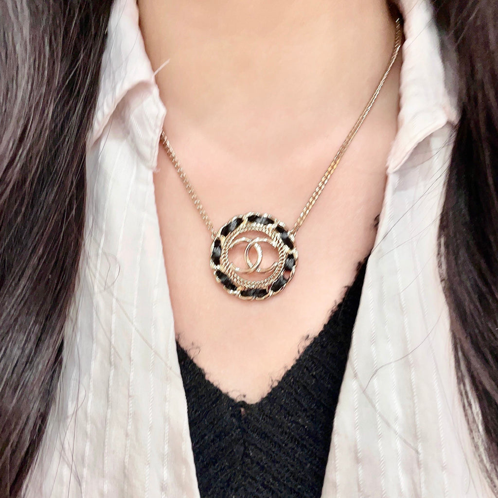CHANEL 26S DOUBLE C LOGO BLACK ENAMEL ROPE EDGE ROUND PENDANT NECKLACE IN GOLD METAL 633296