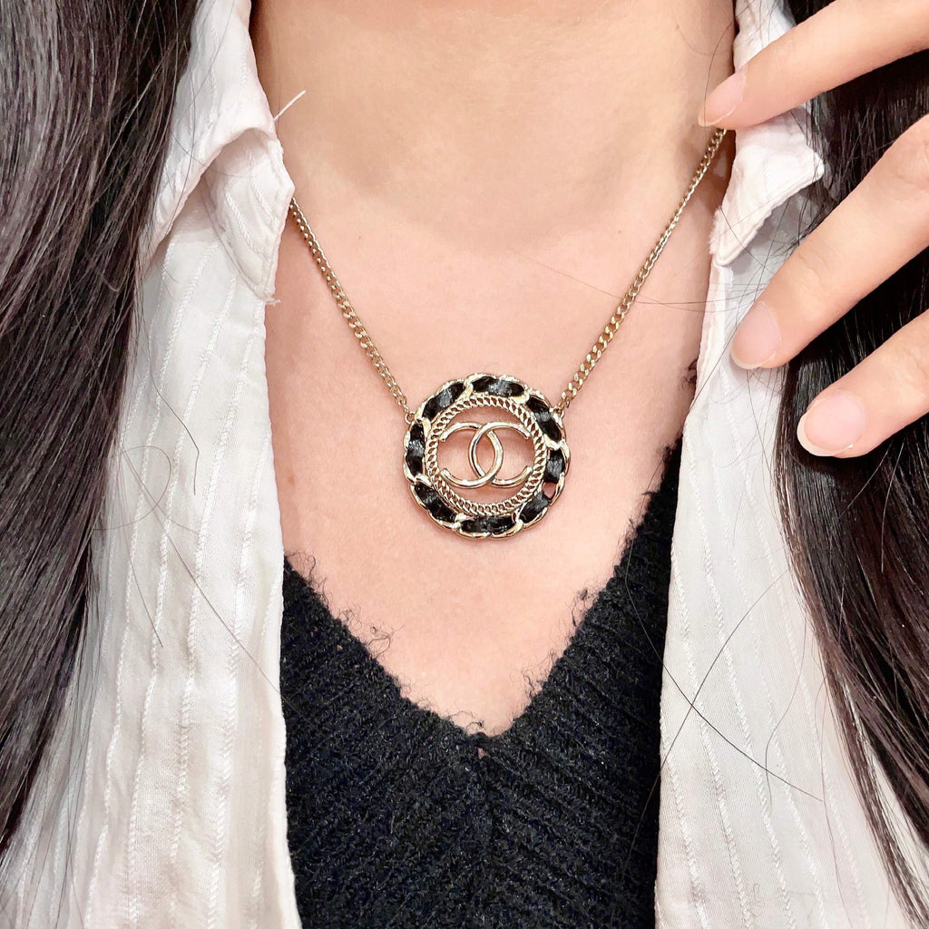 CHANEL 26S DOUBLE C LOGO BLACK ENAMEL ROPE EDGE ROUND PENDANT NECKLACE IN GOLD METAL 633296