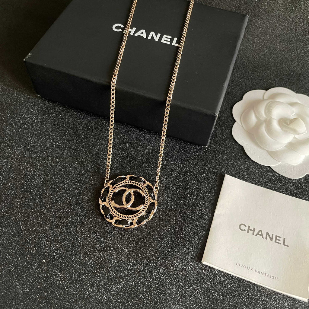 CHANEL 26S DOUBLE C LOGO BLACK ENAMEL ROPE EDGE ROUND PENDANT NECKLACE IN GOLD METAL 633296
