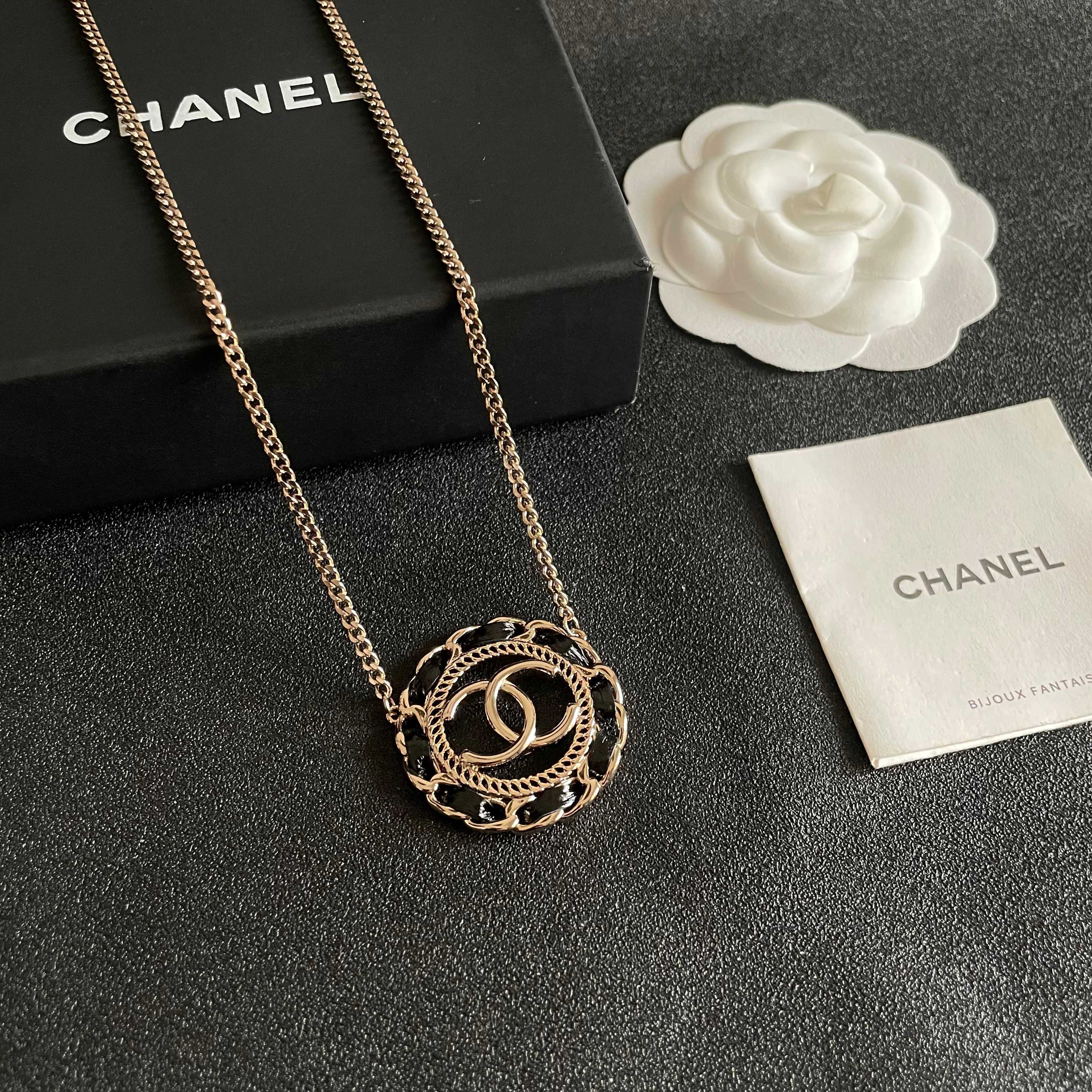 CHANEL 26S DOUBLE C LOGO BLACK ENAMEL ROPE EDGE ROUND PENDANT NECKLACE IN GOLD METAL 633296