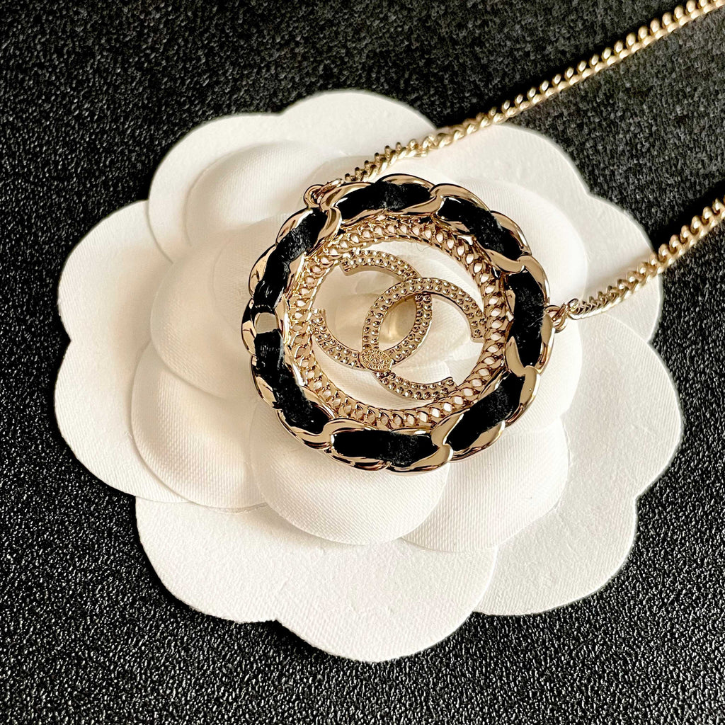 CHANEL 26S DOUBLE C LOGO BLACK ENAMEL ROPE EDGE ROUND PENDANT NECKLACE IN GOLD METAL 633296