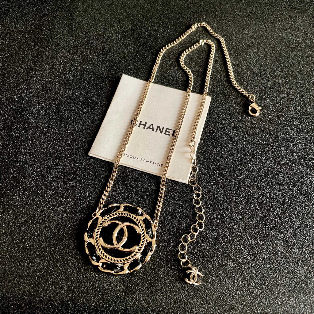 CHANEL 26S DOUBLE C LOGO BLACK ENAMEL ROPE EDGE ROUND PENDANT NECKLACE IN GOLD METAL 633296
