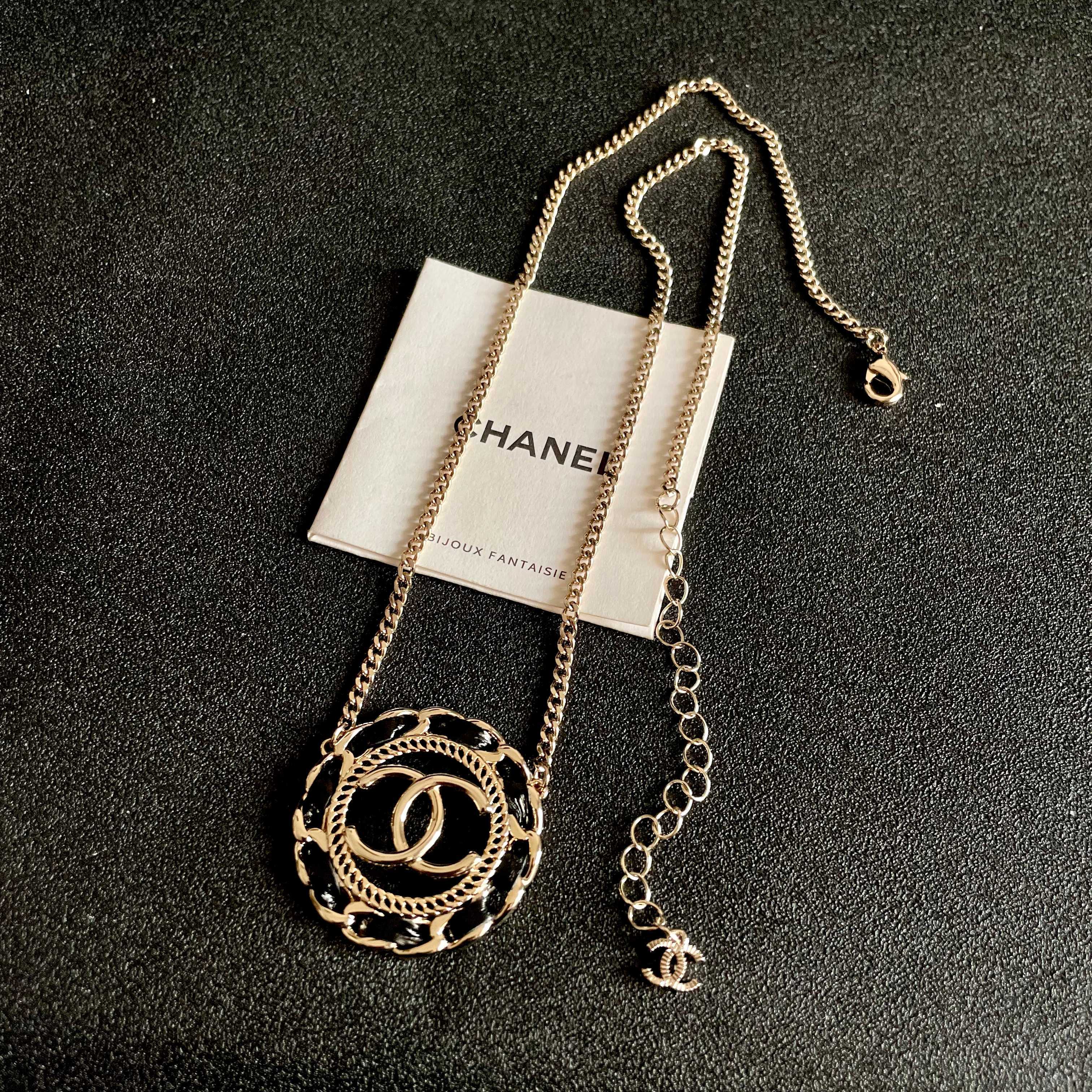 CHANEL 26S DOUBLE C LOGO BLACK ENAMEL ROPE EDGE ROUND PENDANT NECKLACE IN GOLD METAL 633296