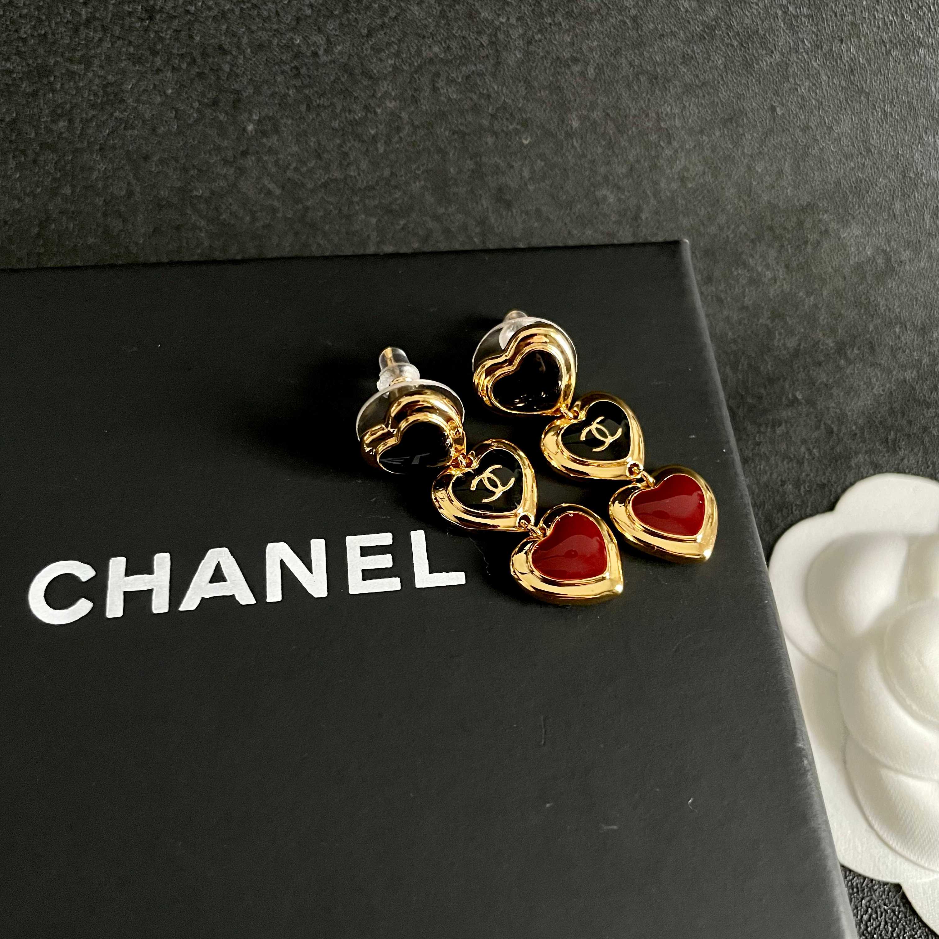 CHANEL 26S DOUBLE C LOGO BLACK & RED ENAMEL HEART TRIPLE DROP EARRINGS IN GOLD METAL 633299