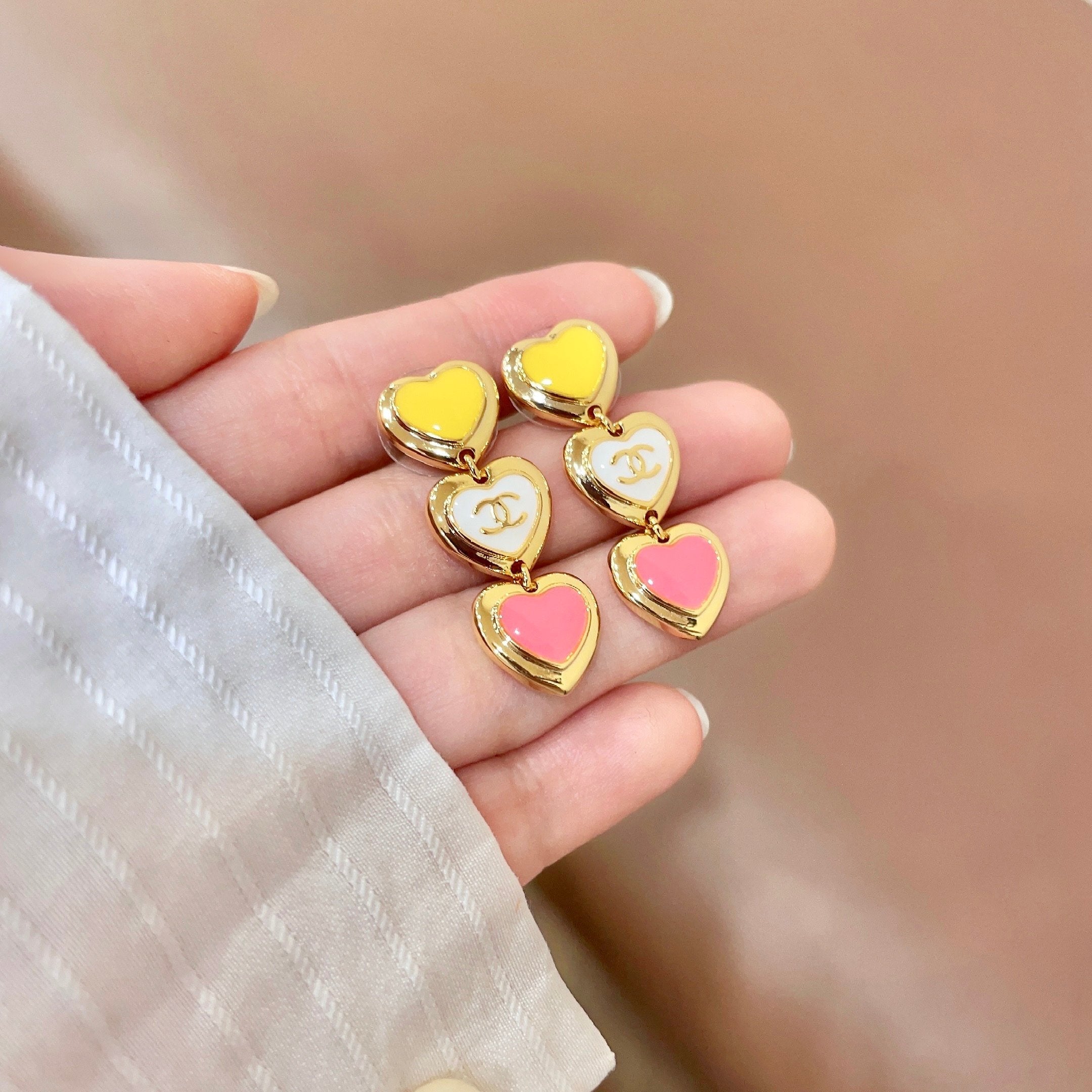 CHANEL 26S DOUBLE C LOGO MULTICOLOR HEART TRIPLE DROP EARRINGS IN GOLD METAL 633300