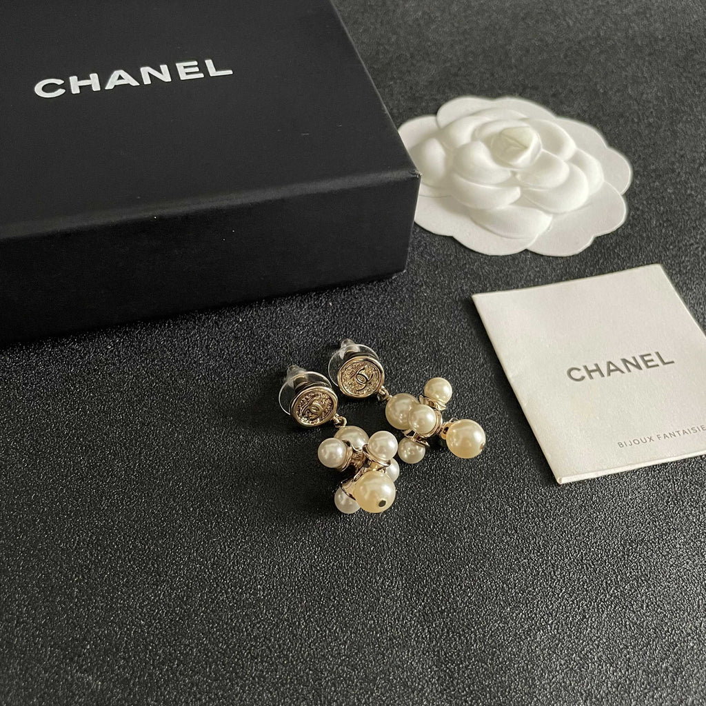 CHANEL 26S CHANEL CC LOGO PEARL CLUSTER DROP EARRINGS IN GOLD METAL 633301