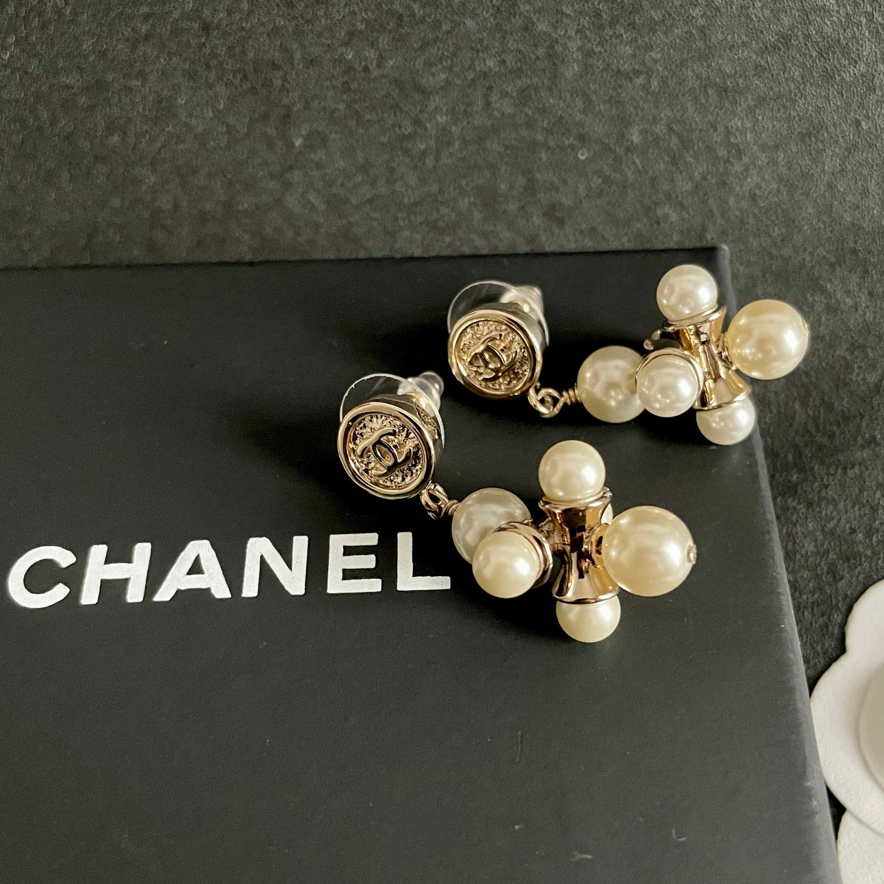 CHANEL 26S CHANEL CC LOGO PEARL CLUSTER DROP EARRINGS IN GOLD METAL 633301