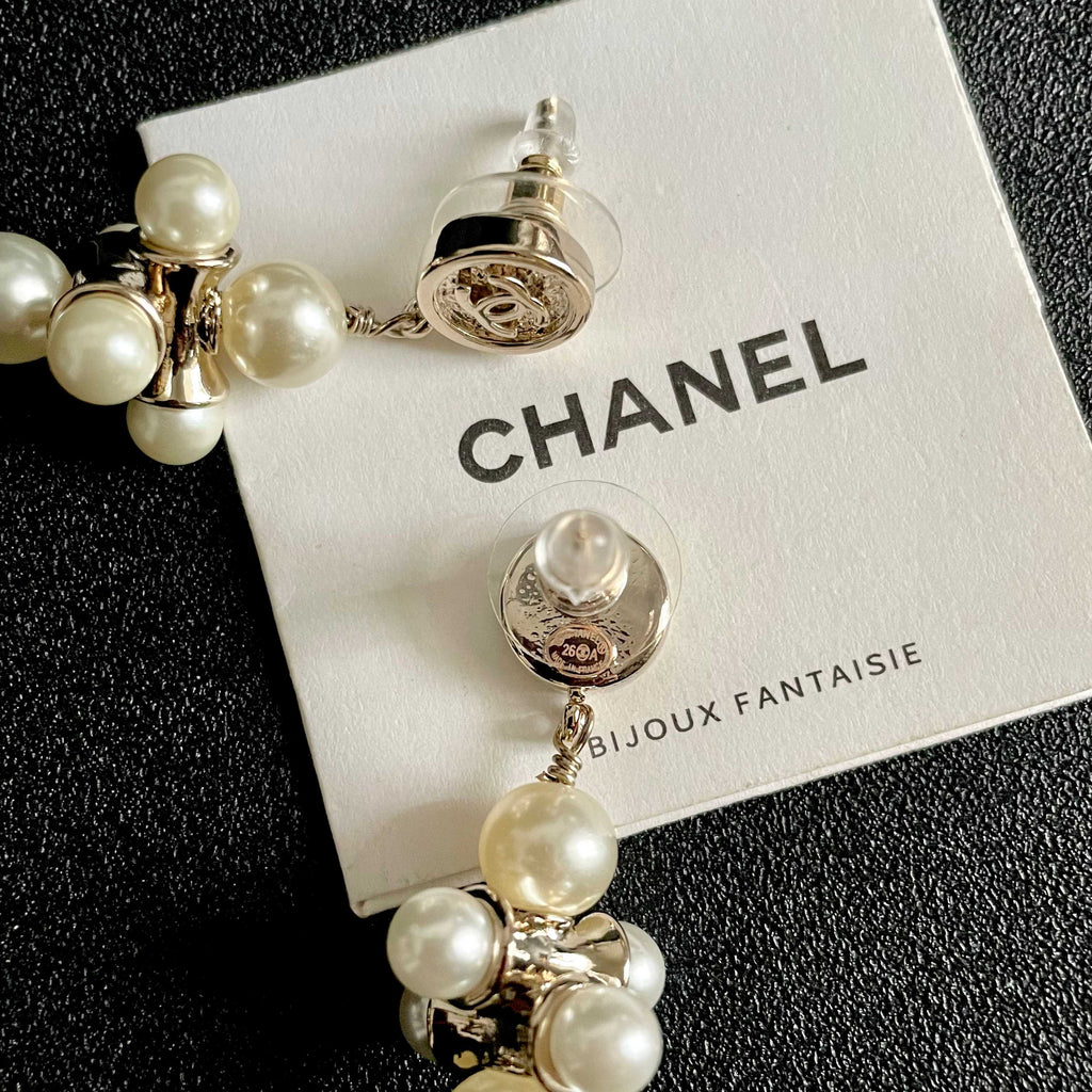 CHANEL 26S CHANEL CC LOGO PEARL CLUSTER DROP EARRINGS IN GOLD METAL 633301