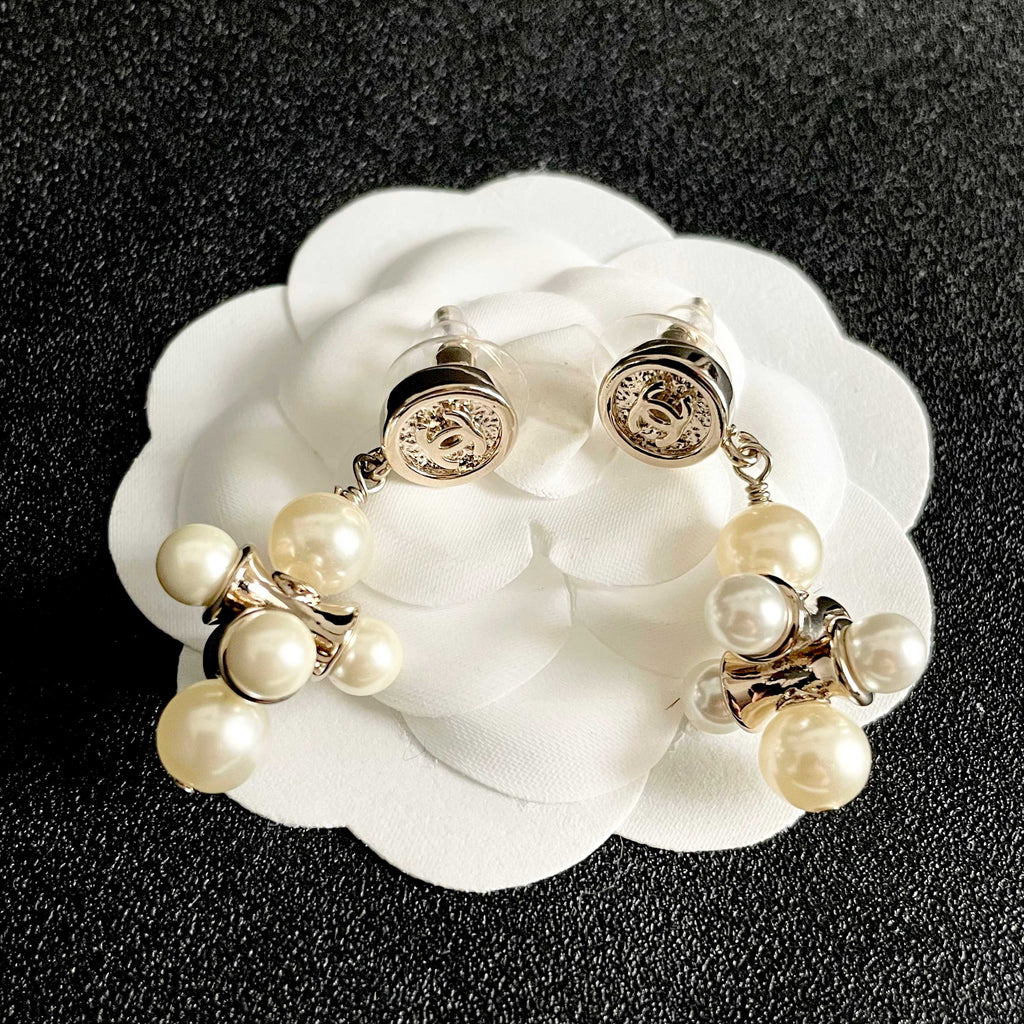 CHANEL 26S CHANEL CC LOGO PEARL CLUSTER DROP EARRINGS IN GOLD METAL 633301