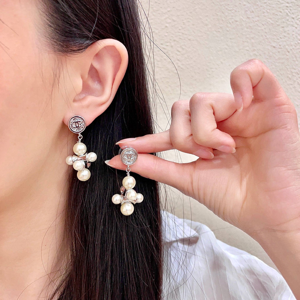 CHANEL 26S CHANEL CC LOGO PEARL CLUSTER DROP EARRINGS IN SILVER METAL 633302
