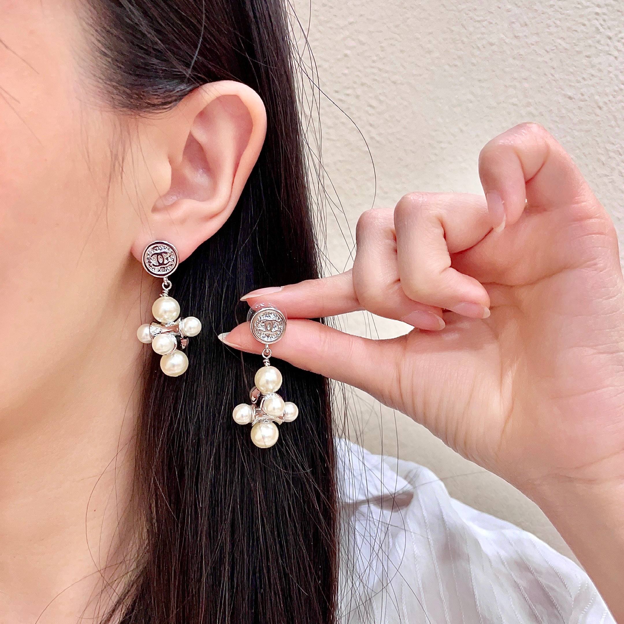 CHANEL 26S CHANEL CC LOGO PEARL CLUSTER DROP EARRINGS IN SILVER METAL 633302