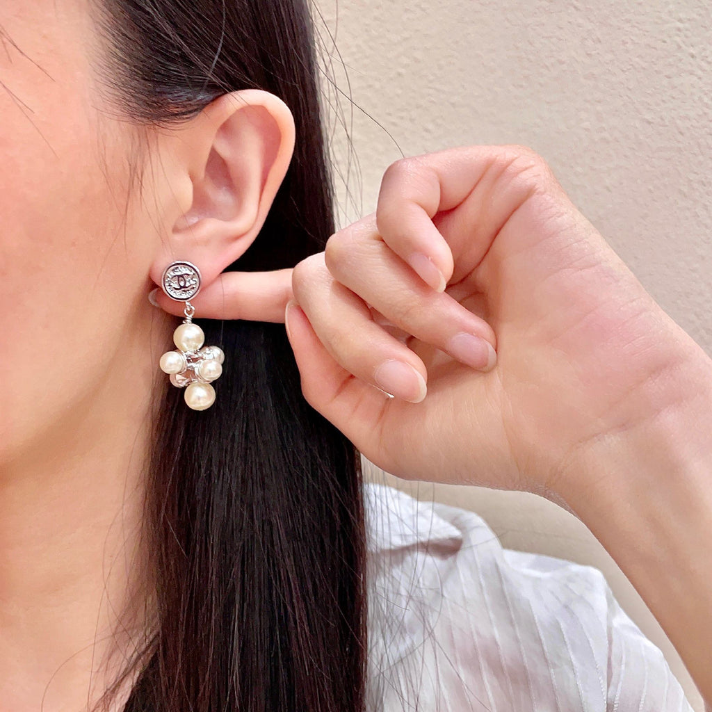 CHANEL 26S CHANEL CC LOGO PEARL CLUSTER DROP EARRINGS IN SILVER METAL 633302