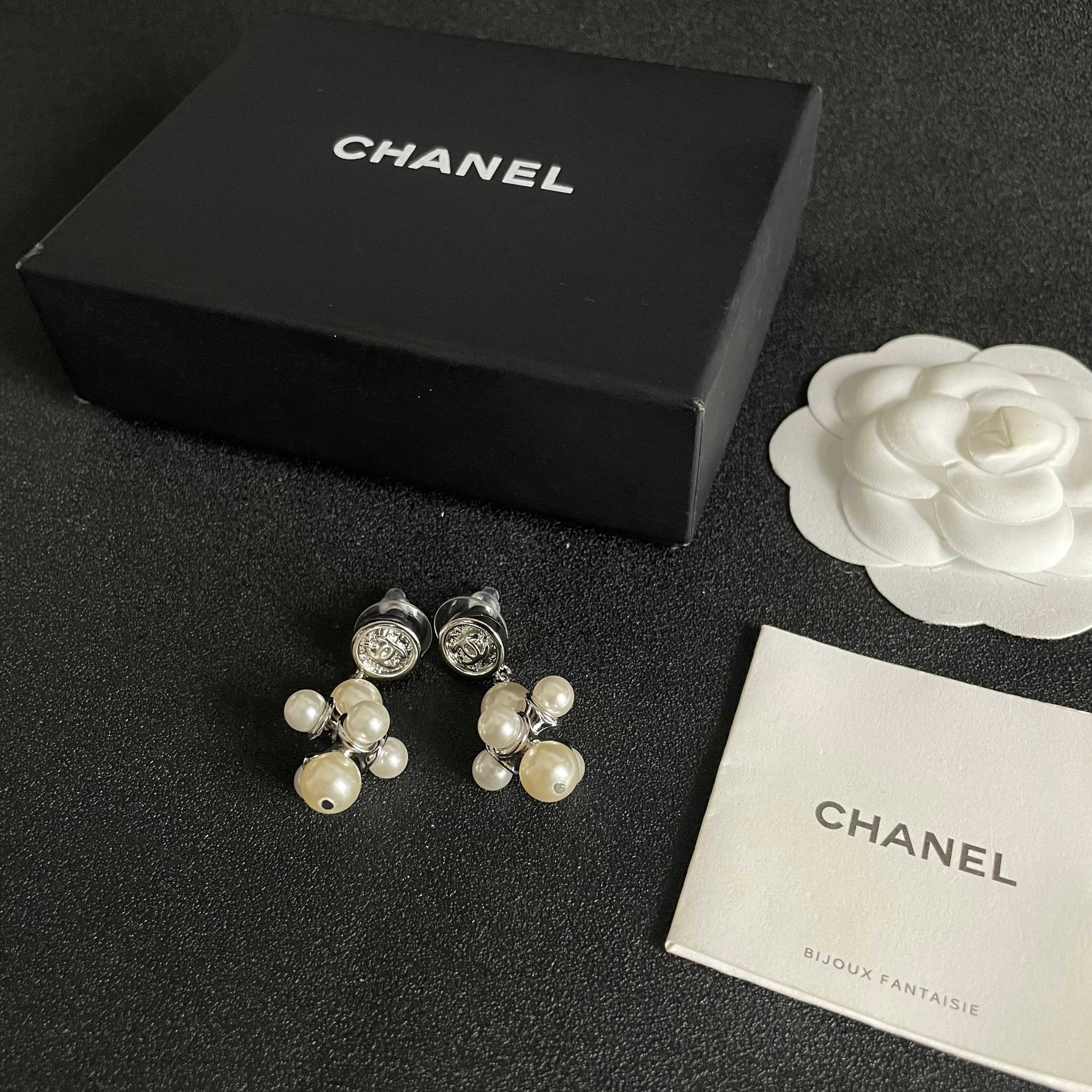 CHANEL 26S CHANEL CC LOGO PEARL CLUSTER DROP EARRINGS IN SILVER METAL 633302