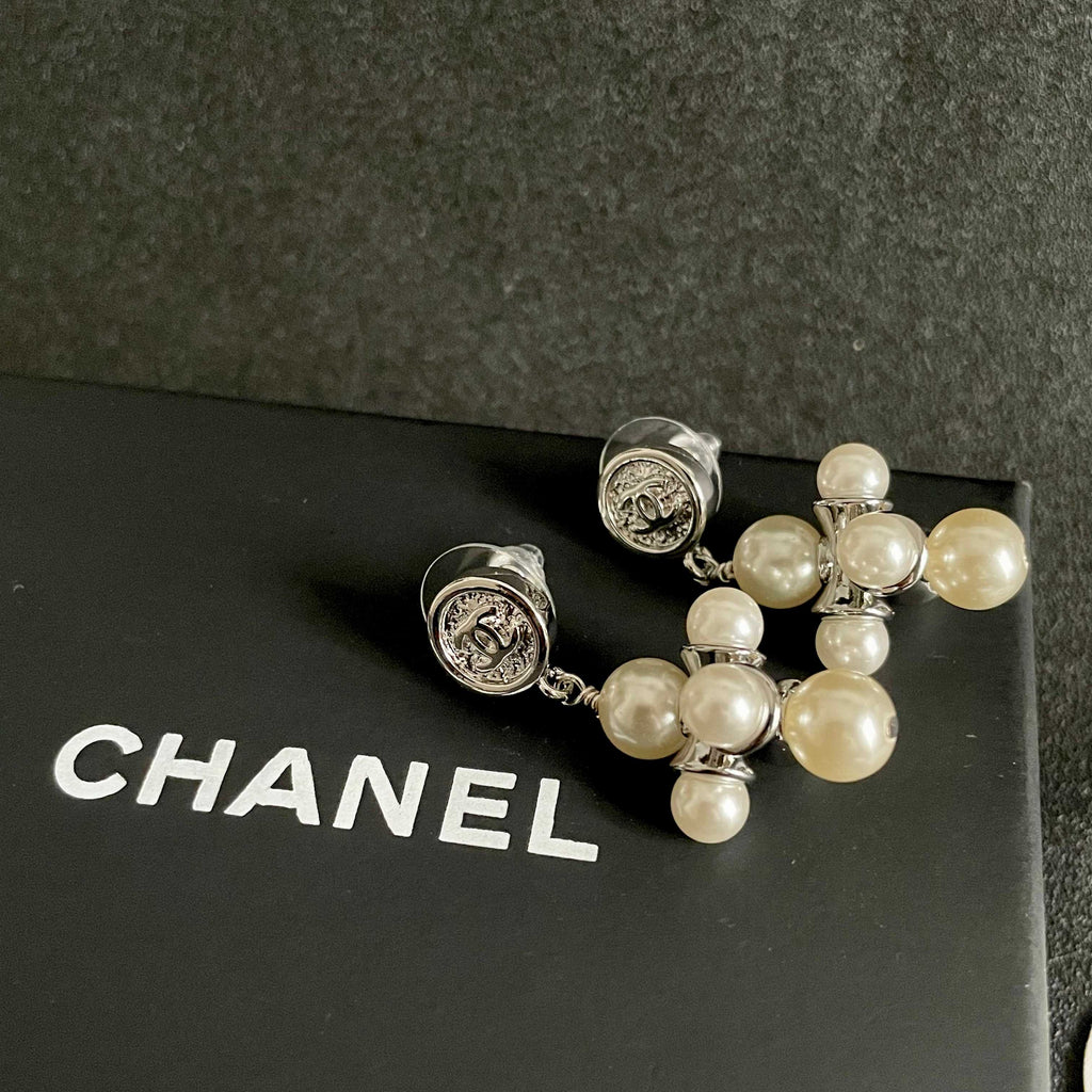 CHANEL 26S CHANEL CC LOGO PEARL CLUSTER DROP EARRINGS IN SILVER METAL 633302