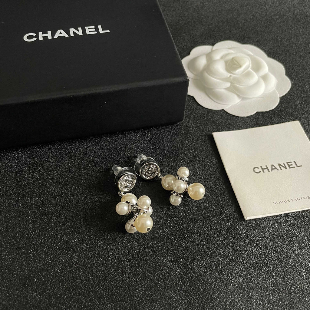 CHANEL 26S CHANEL CC LOGO PEARL CLUSTER DROP EARRINGS IN SILVER METAL 633302