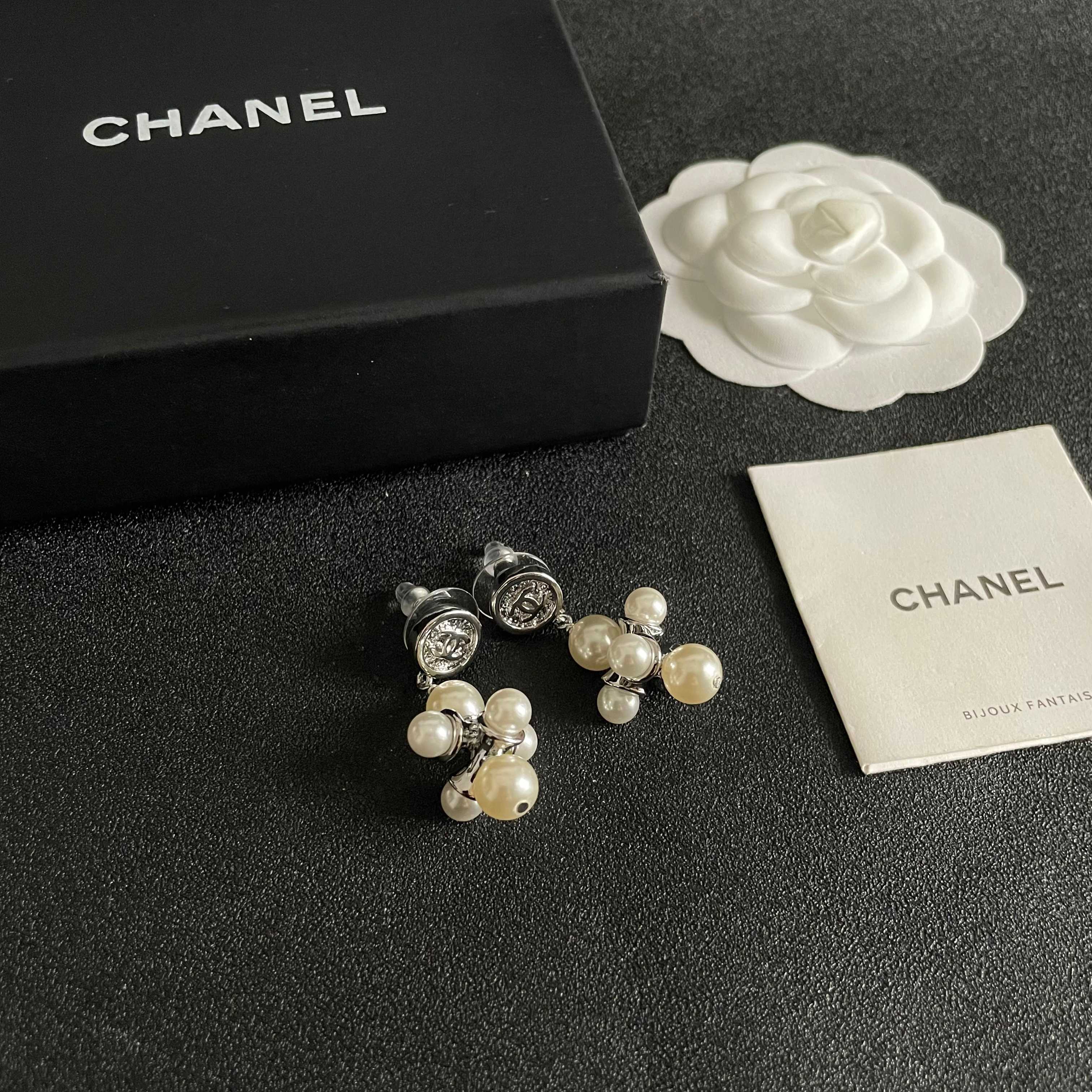 CHANEL 26S CHANEL CC LOGO PEARL CLUSTER DROP EARRINGS IN SILVER METAL 633302