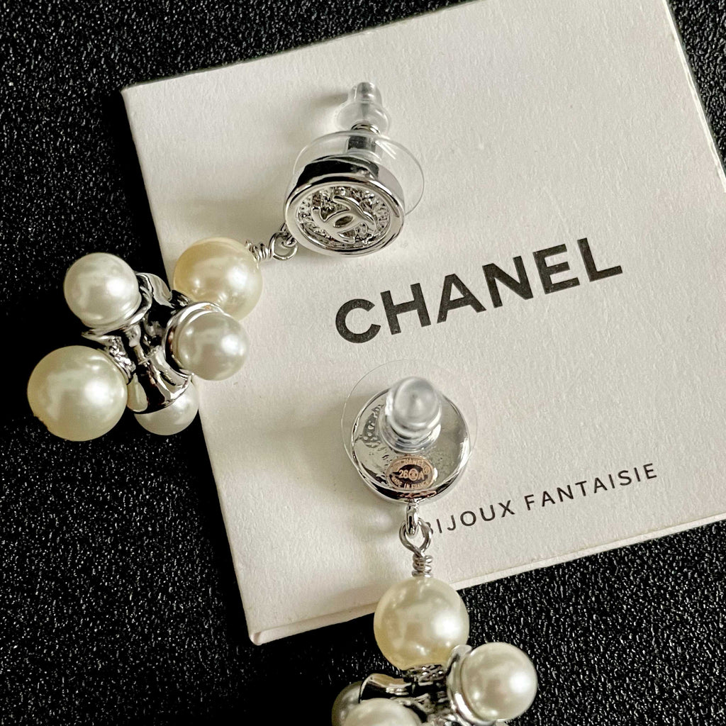 CHANEL 26S CHANEL CC LOGO PEARL CLUSTER DROP EARRINGS IN SILVER METAL 633302