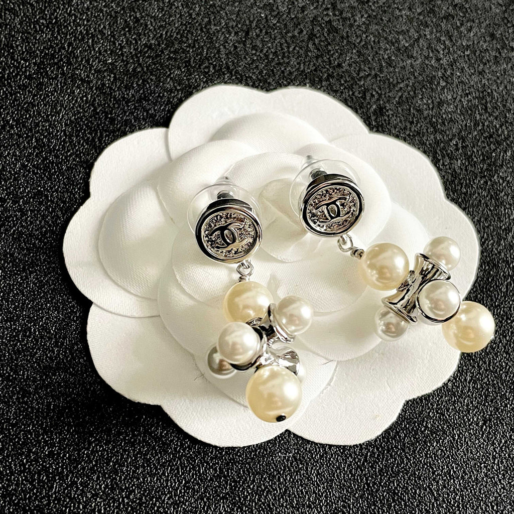 CHANEL 26S CHANEL CC LOGO PEARL CLUSTER DROP EARRINGS IN SILVER METAL 633302