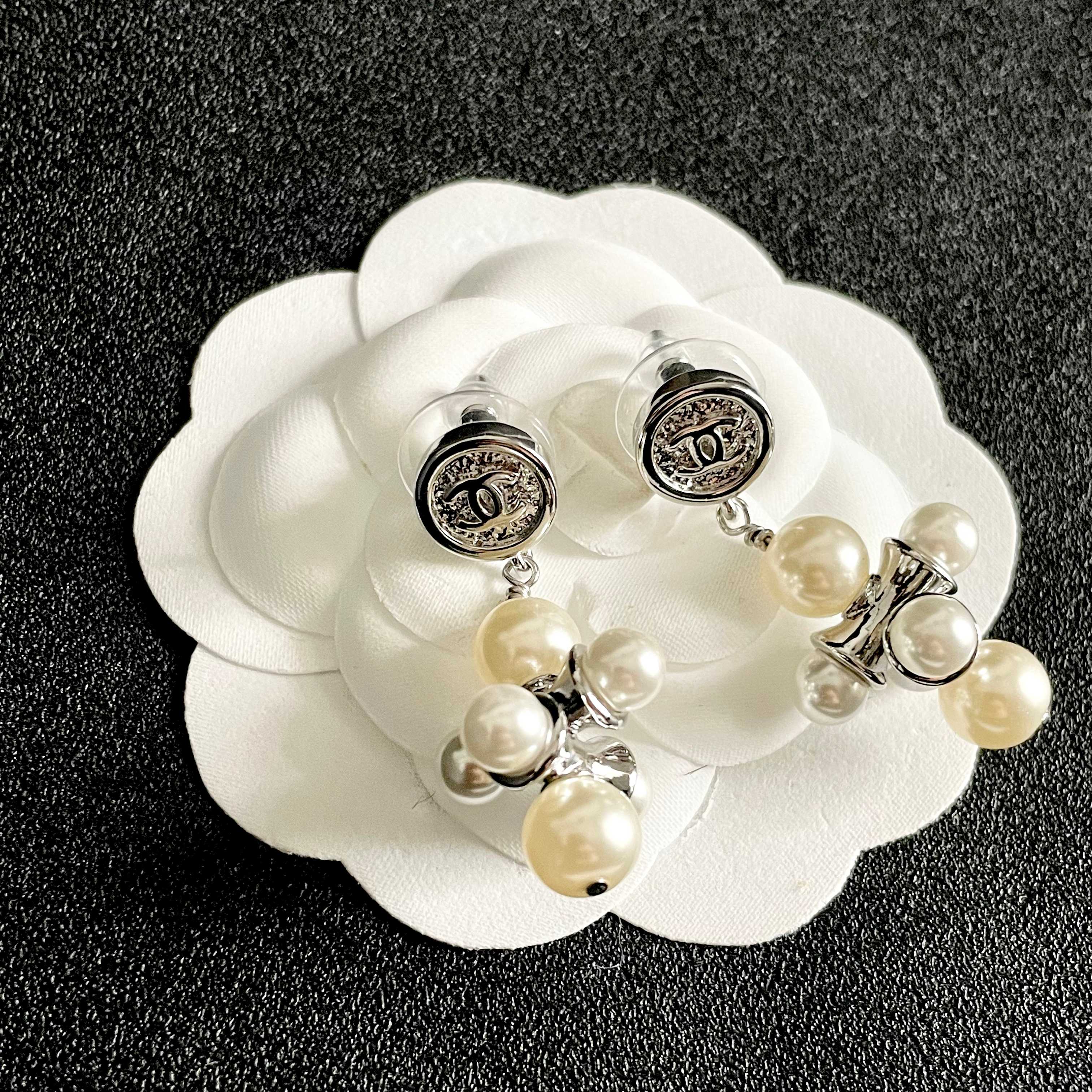 CHANEL 26S CHANEL CC LOGO PEARL CLUSTER DROP EARRINGS IN SILVER METAL 633302