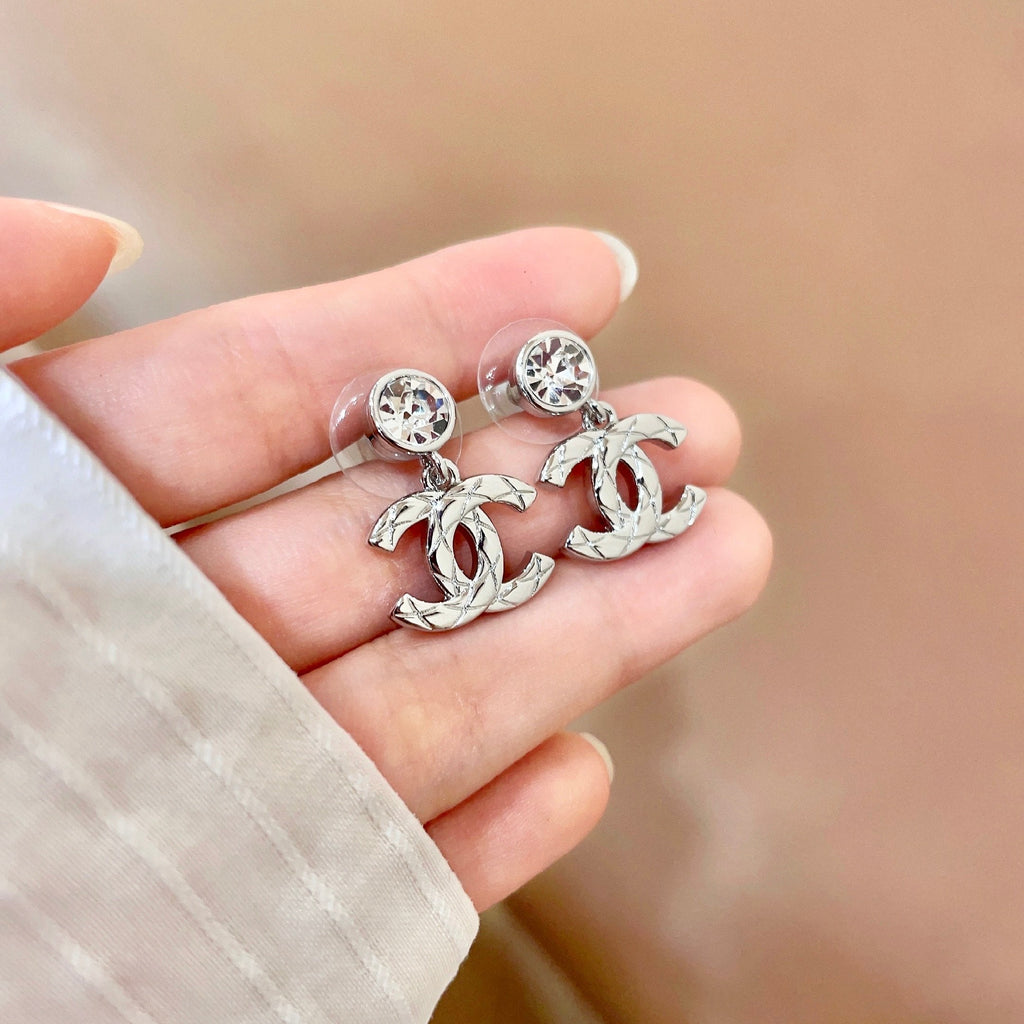 CHANEL 26S CHANEL CC LOGO WOVEN METAL DROP EARRINGS WITH CRYSTAL STUD IN SILVER METAL 633303