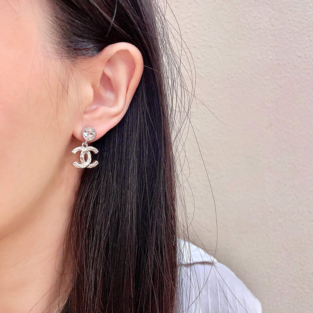 CHANEL 26S CHANEL CC LOGO WOVEN METAL DROP EARRINGS WITH CRYSTAL STUD IN SILVER METAL 633303