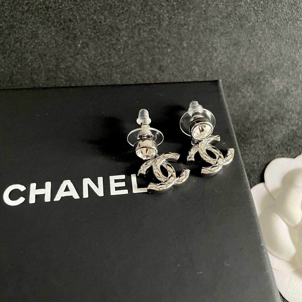 CHANEL 26S CHANEL CC LOGO WOVEN METAL DROP EARRINGS WITH CRYSTAL STUD IN SILVER METAL 633303