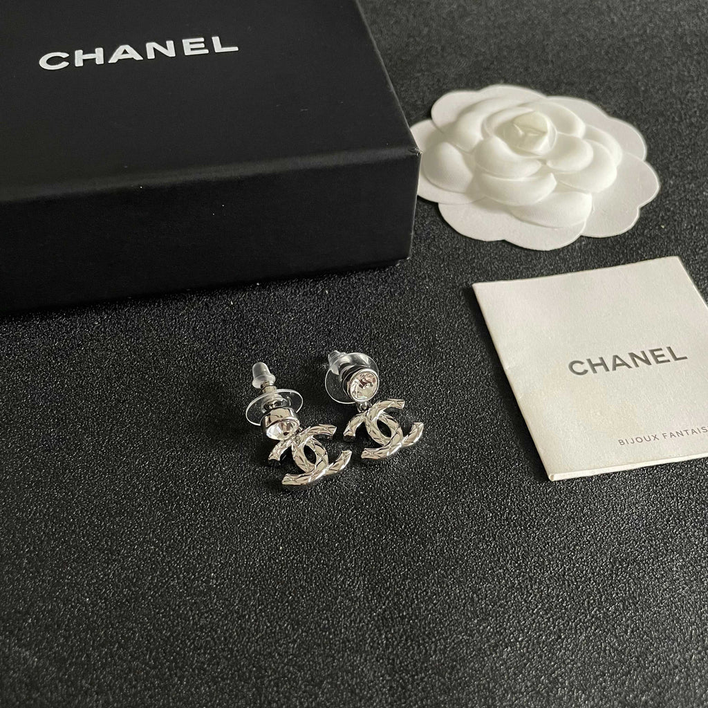 CHANEL 26S CHANEL CC LOGO WOVEN METAL DROP EARRINGS WITH CRYSTAL STUD IN SILVER METAL 633303