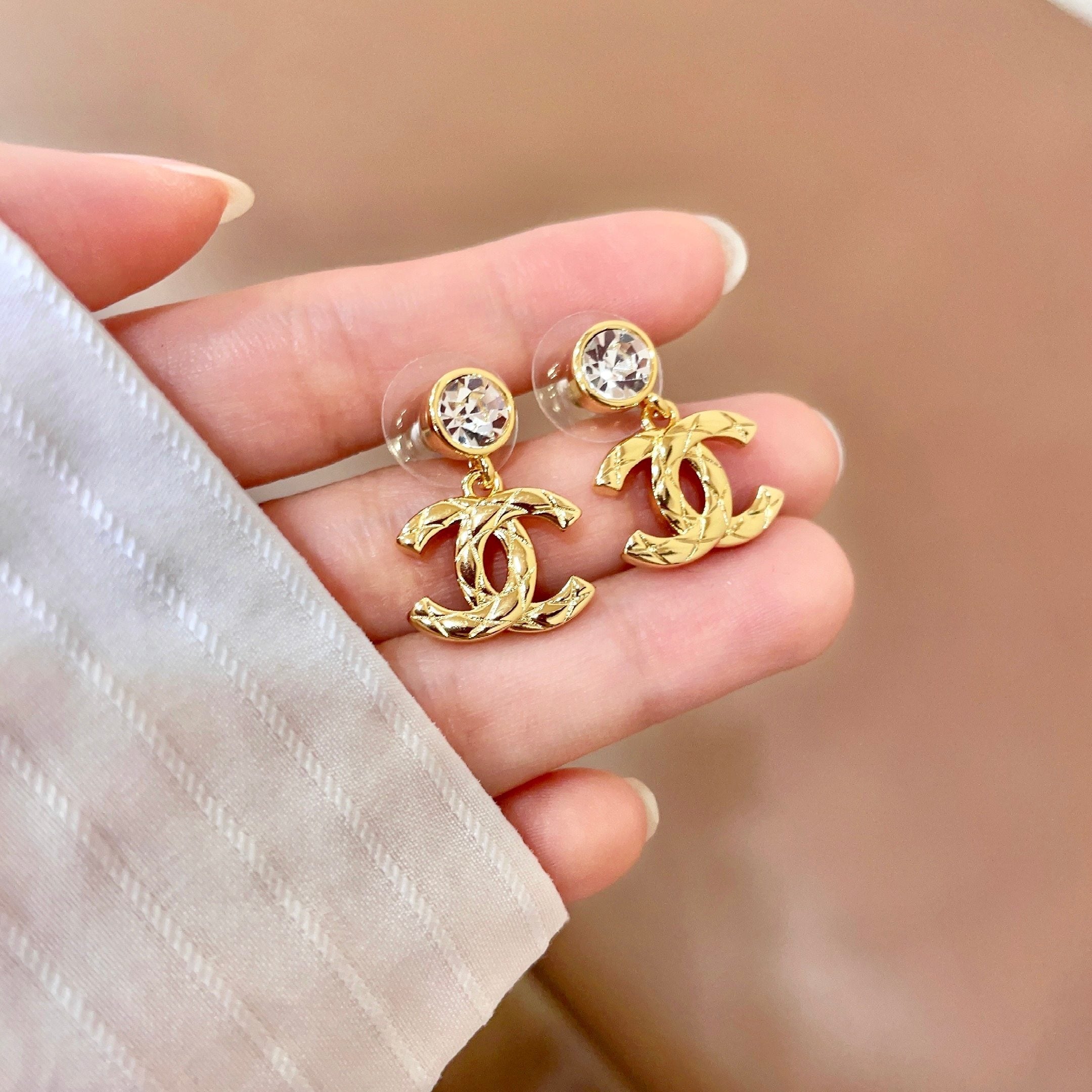 CHANEL 26S CHANEL CC LOGO WOVEN METAL DROP EARRINGS WITH CRYSTAL STUD IN GOLD METAL 633304