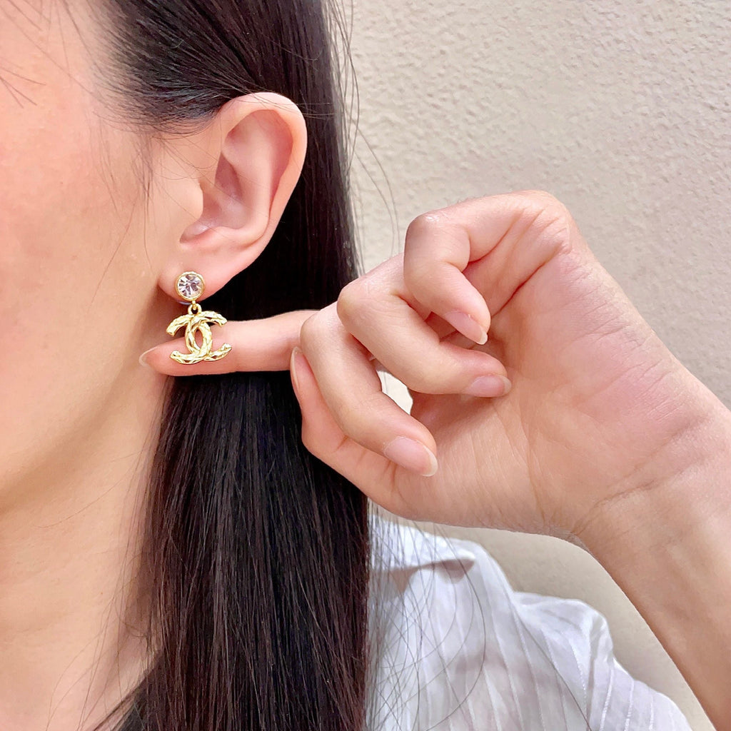 CHANEL 26S CHANEL CC LOGO WOVEN METAL DROP EARRINGS WITH CRYSTAL STUD IN GOLD METAL 633304
