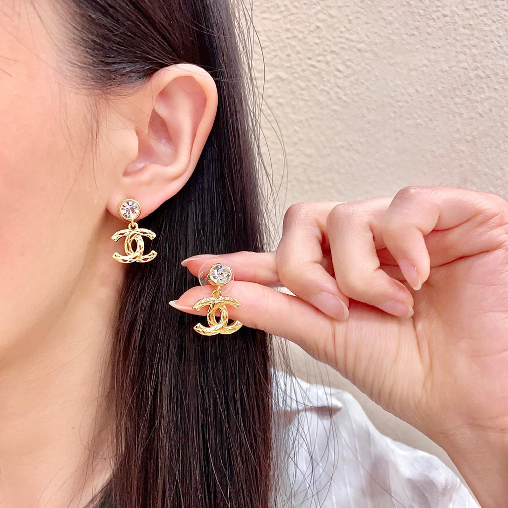 CHANEL 26S CHANEL CC LOGO WOVEN METAL DROP EARRINGS WITH CRYSTAL STUD IN GOLD METAL 633304