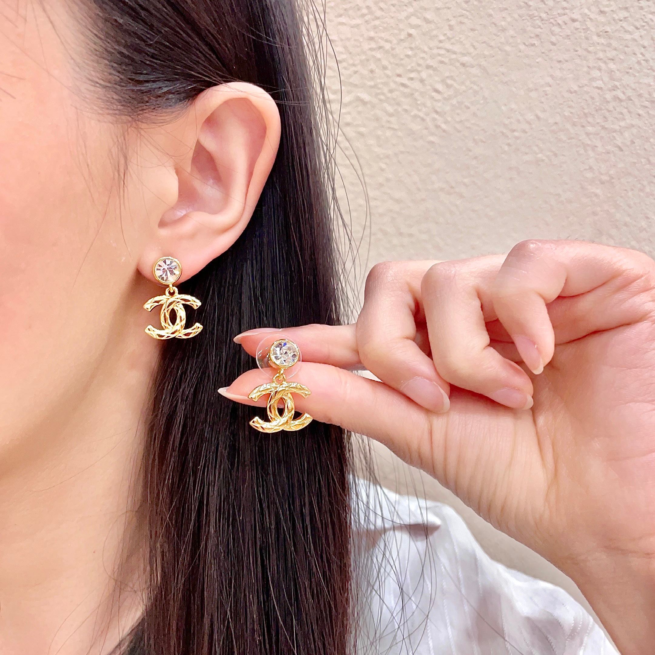 CHANEL 26S CHANEL CC LOGO WOVEN METAL DROP EARRINGS WITH CRYSTAL STUD IN GOLD METAL 633304