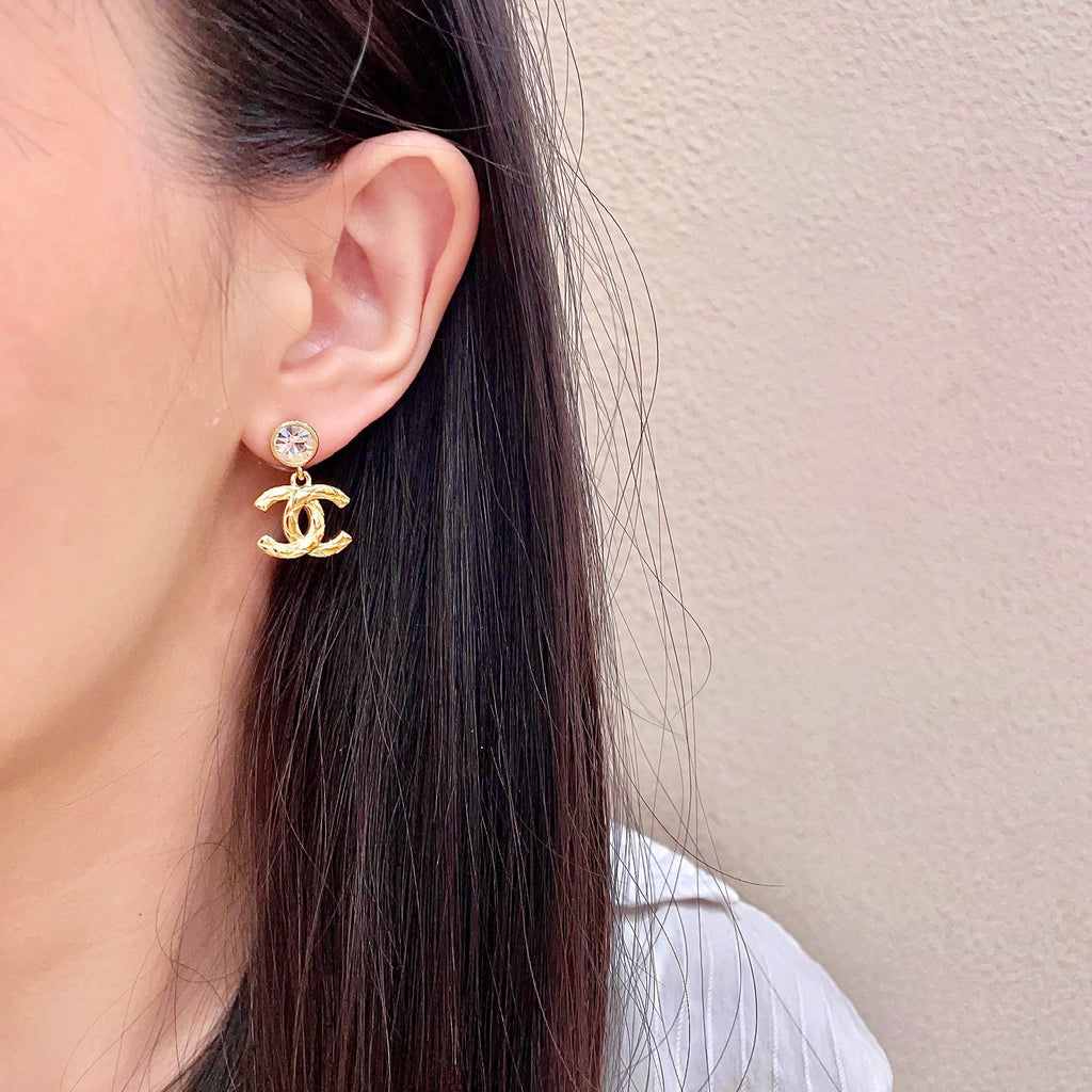 CHANEL 26S CHANEL CC LOGO WOVEN METAL DROP EARRINGS WITH CRYSTAL STUD IN GOLD METAL 633304