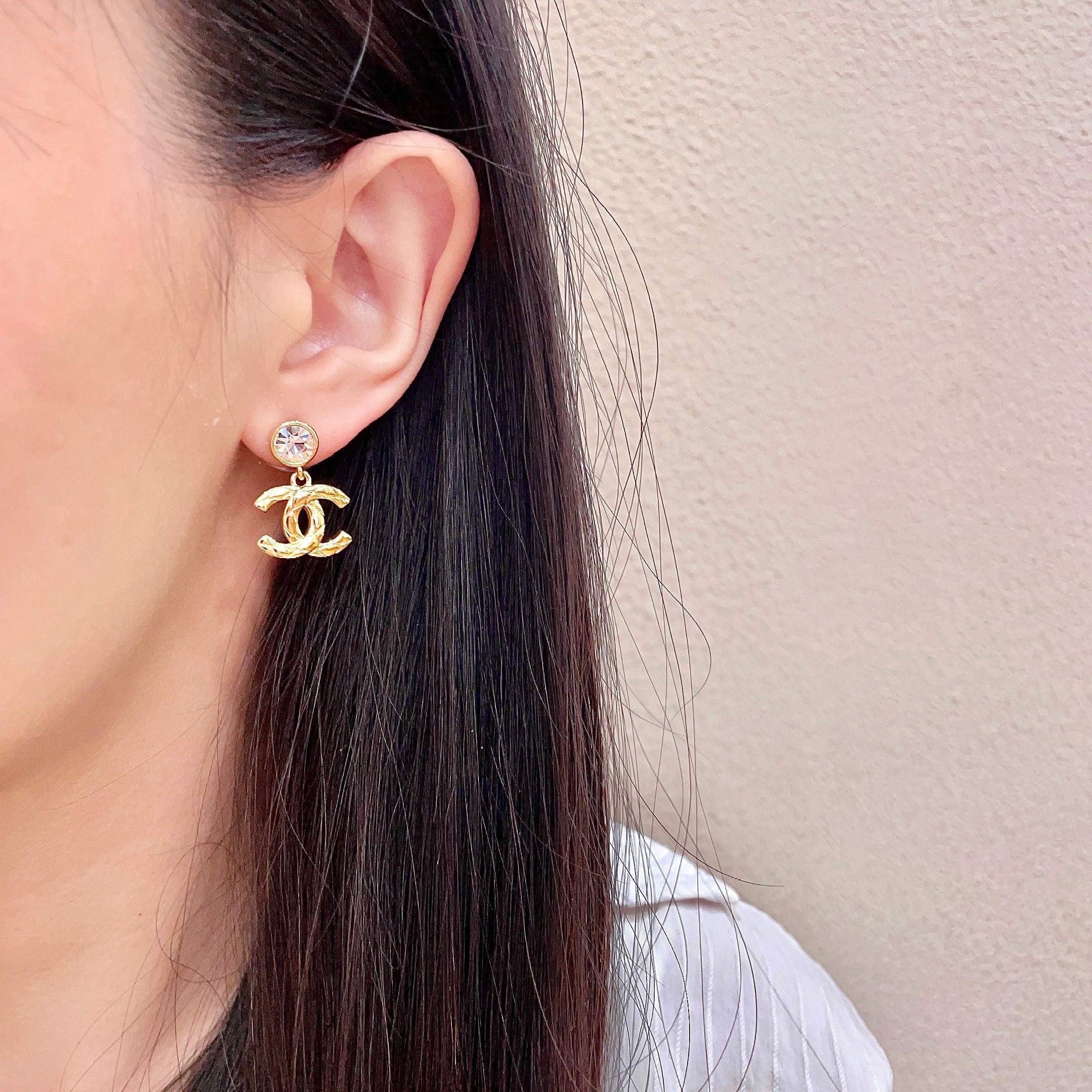 CHANEL 26S CHANEL CC LOGO WOVEN METAL DROP EARRINGS WITH CRYSTAL STUD IN GOLD METAL 633304