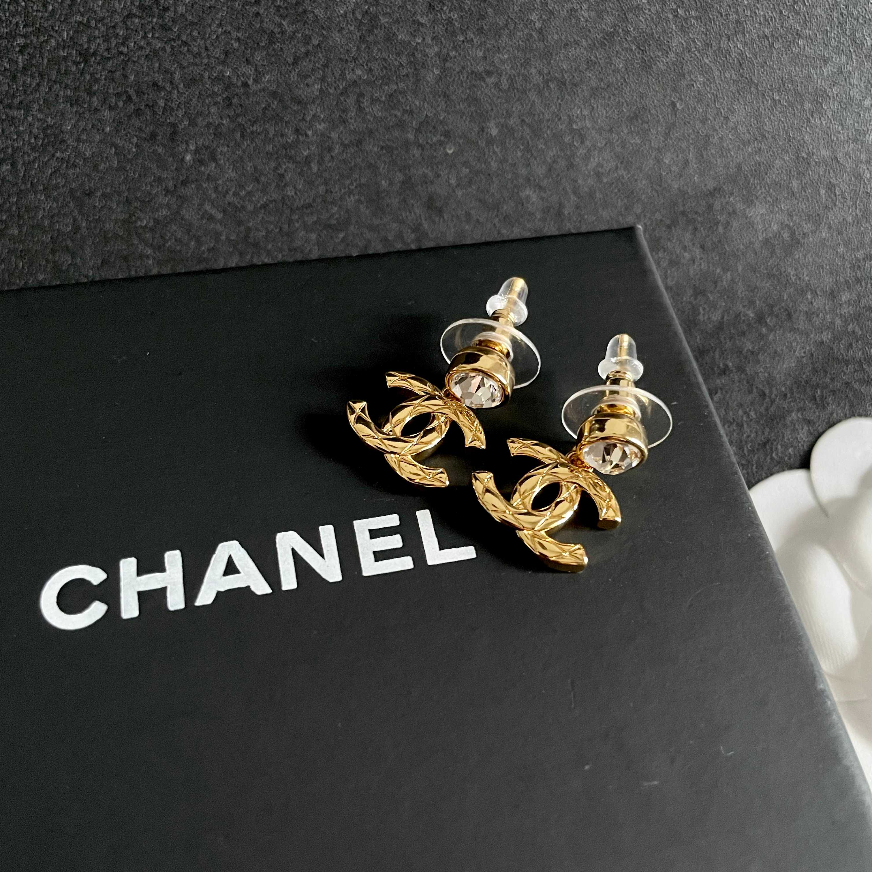 CHANEL 26S CHANEL CC LOGO WOVEN METAL DROP EARRINGS WITH CRYSTAL STUD IN GOLD METAL 633304
