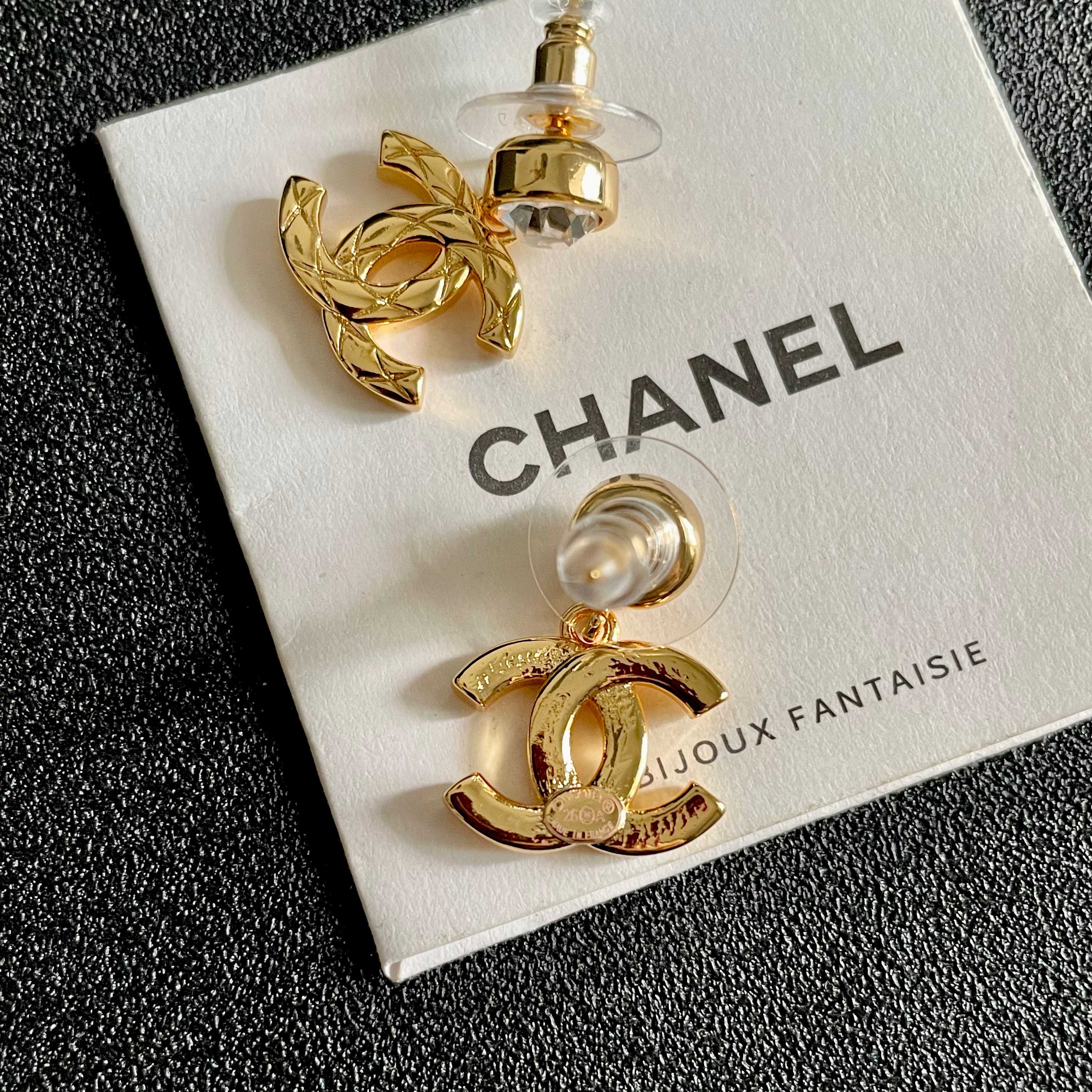 CHANEL 26S CHANEL CC LOGO WOVEN METAL DROP EARRINGS WITH CRYSTAL STUD IN GOLD METAL 633304