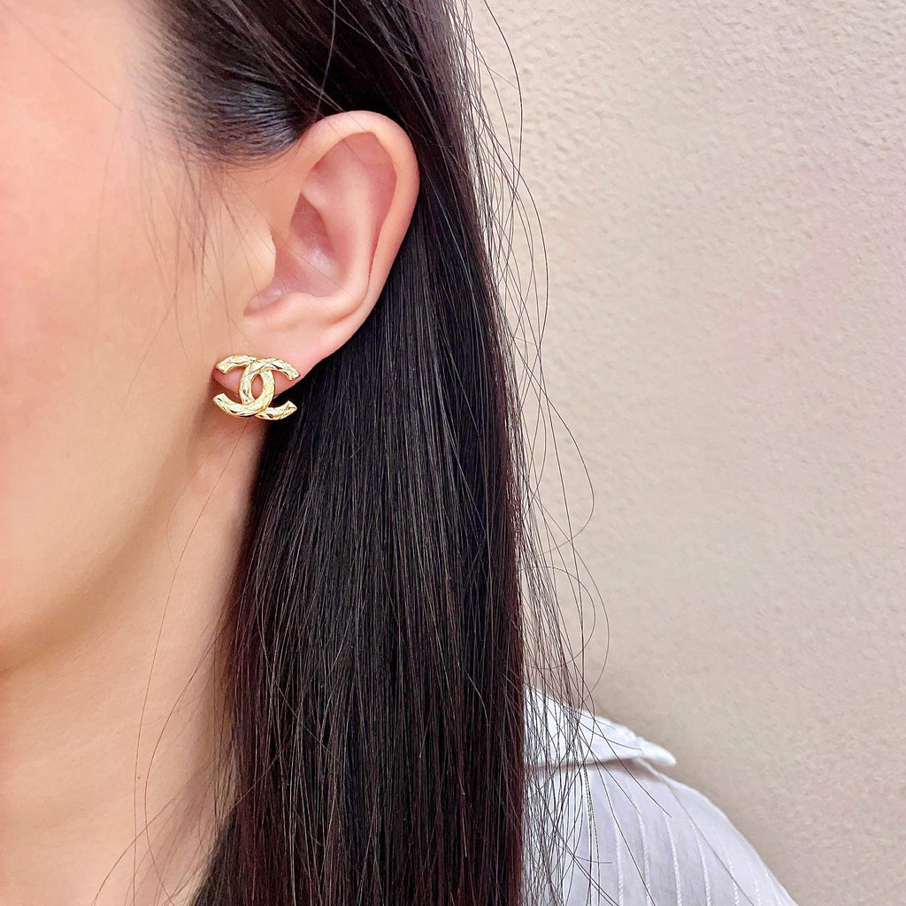 CHANEL 26S CHANEL CC LOGO WOVEN METAL STUD EARRINGS IN GOLD METAL 633305