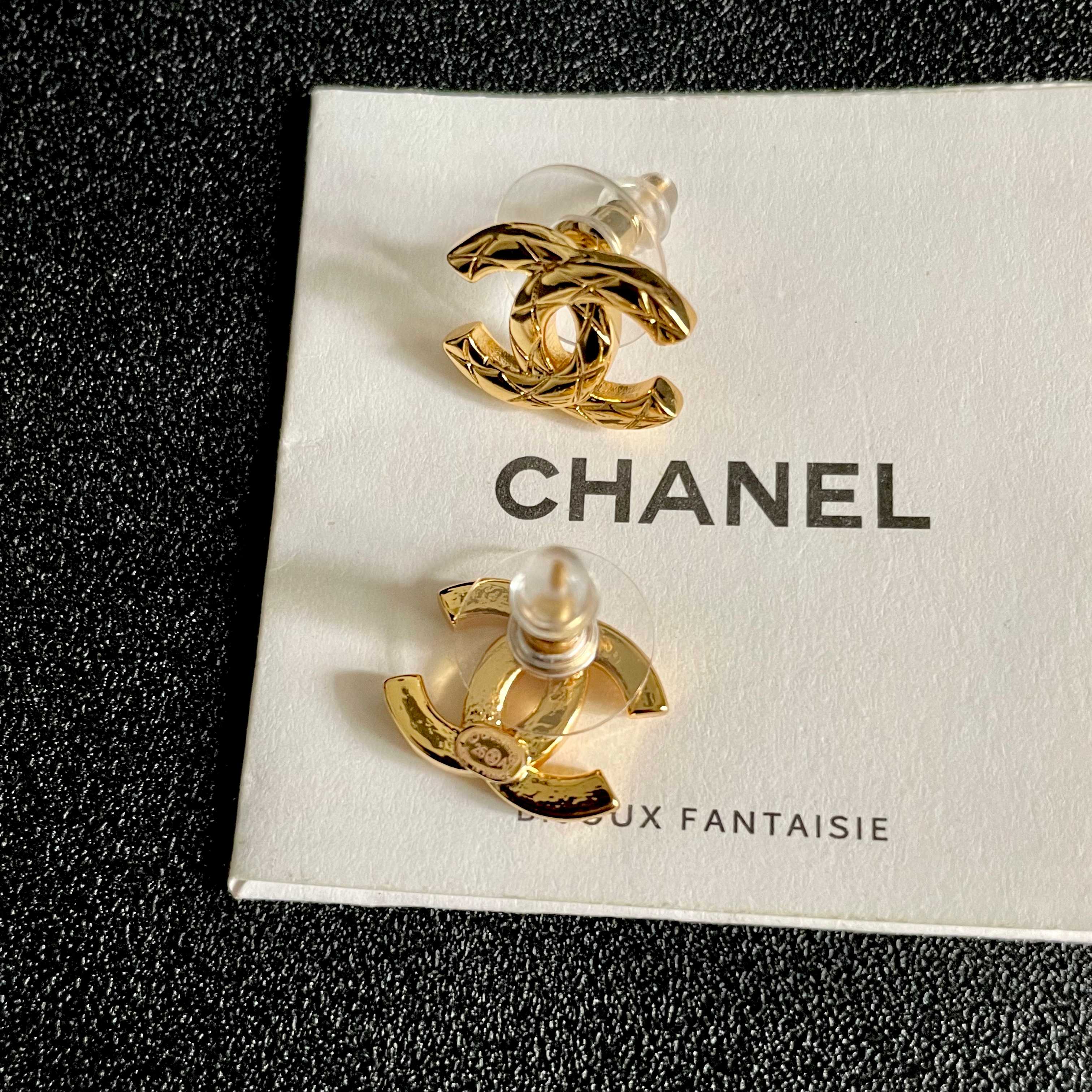 CHANEL 26S CHANEL CC LOGO WOVEN METAL STUD EARRINGS IN GOLD METAL 633305