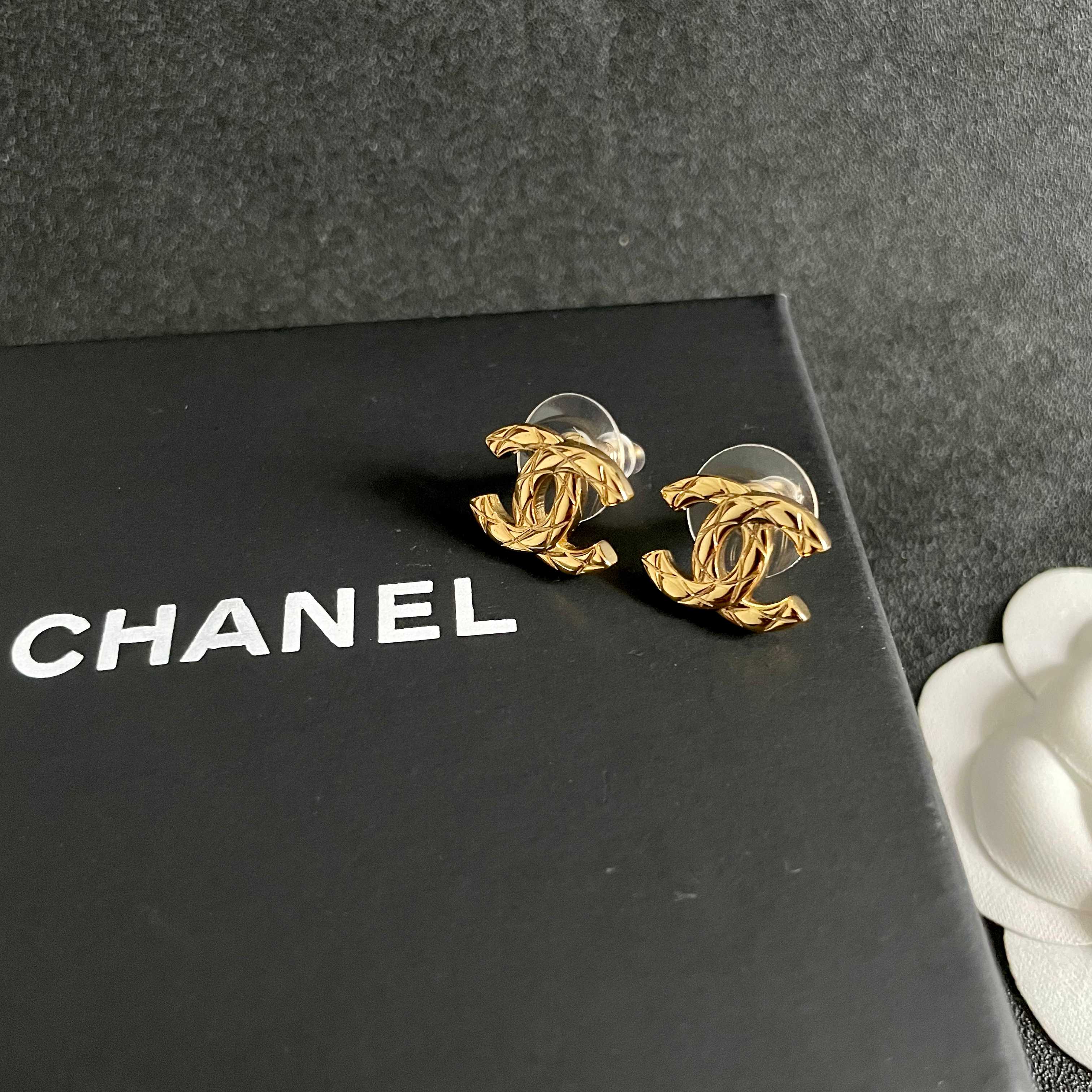 CHANEL 26S CHANEL CC LOGO WOVEN METAL STUD EARRINGS IN GOLD METAL 633305