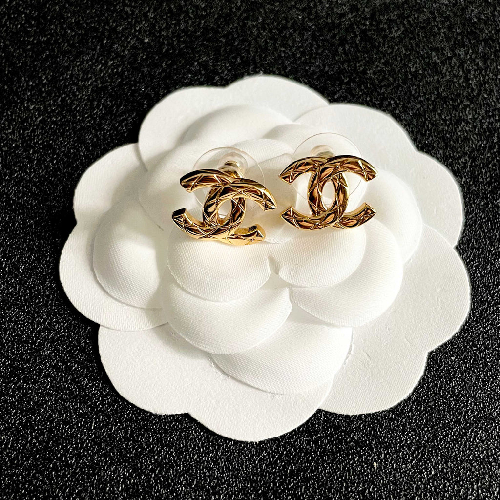 CHANEL 26S CHANEL CC LOGO WOVEN METAL STUD EARRINGS IN GOLD METAL 633305