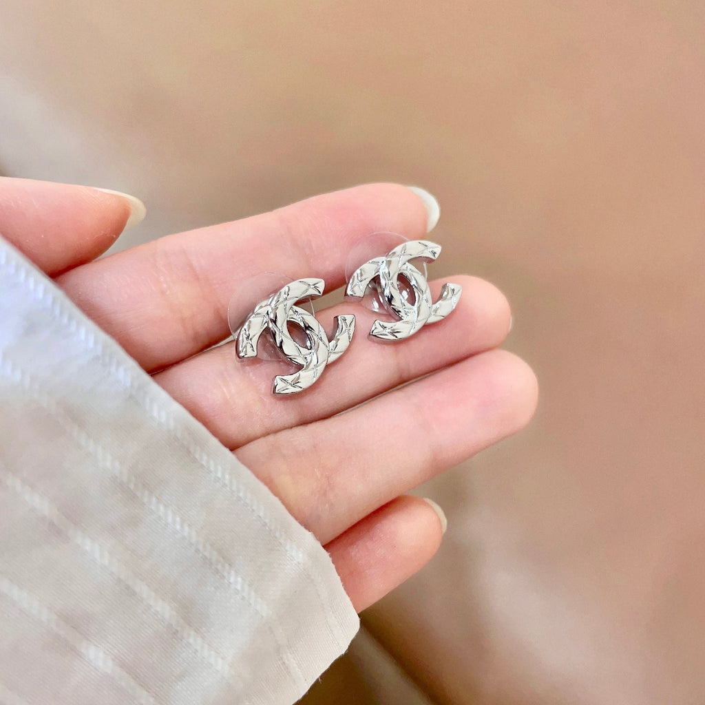 CHANEL 26S CHANEL CC LOGO WOVEN METAL STUD EARRINGS IN SILVER METAL 633306