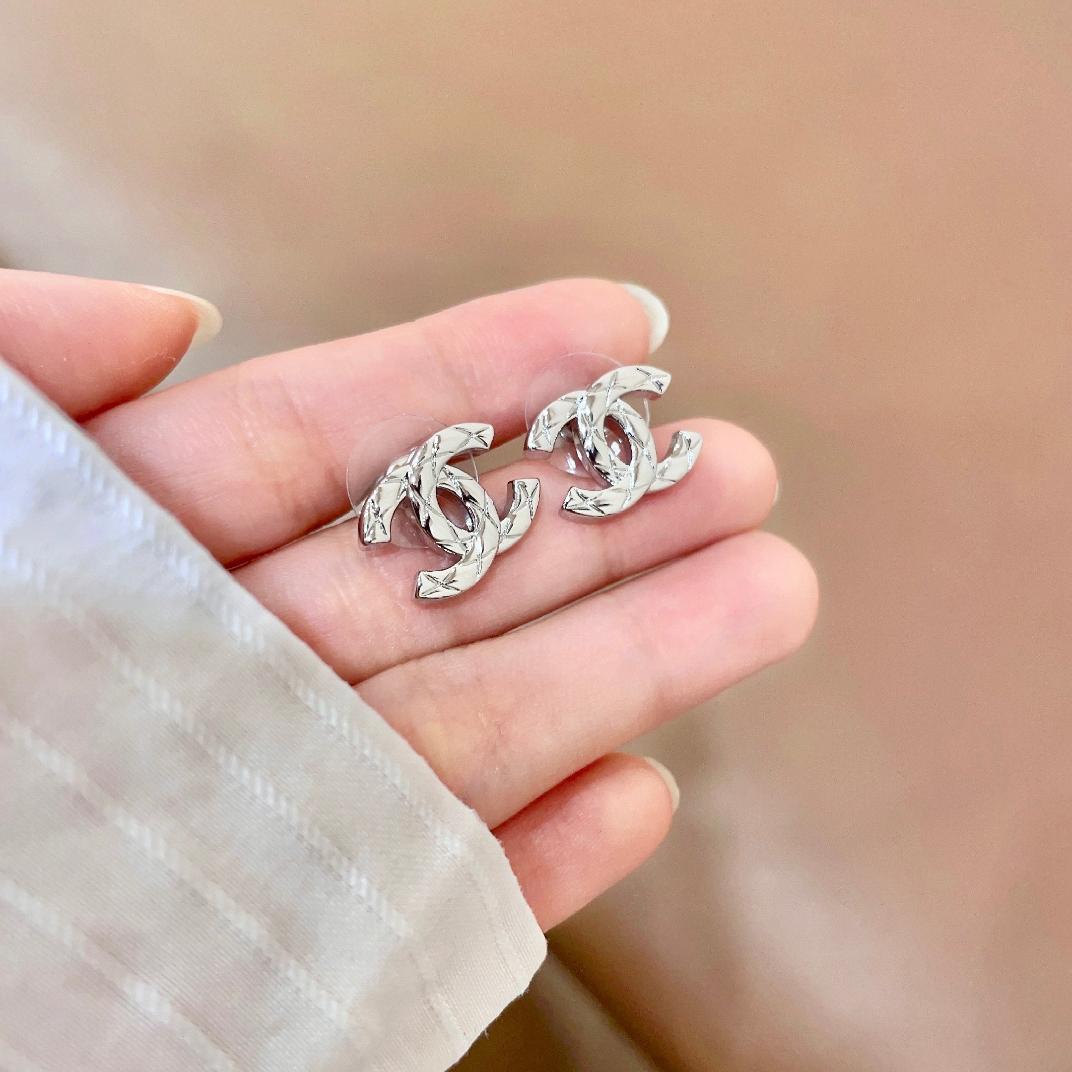 CHANEL 26S CHANEL CC LOGO WOVEN METAL STUD EARRINGS IN SILVER METAL 633306