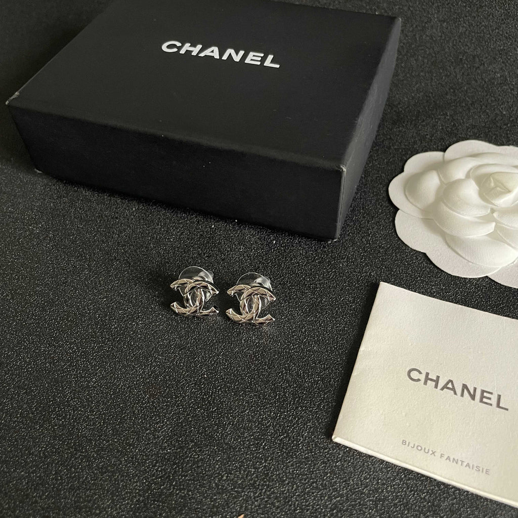 CHANEL 26S CHANEL CC LOGO WOVEN METAL STUD EARRINGS IN SILVER METAL 633306