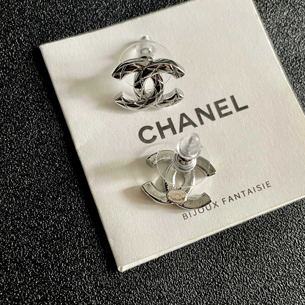 CHANEL 26S CHANEL CC LOGO WOVEN METAL STUD EARRINGS IN SILVER METAL 633306