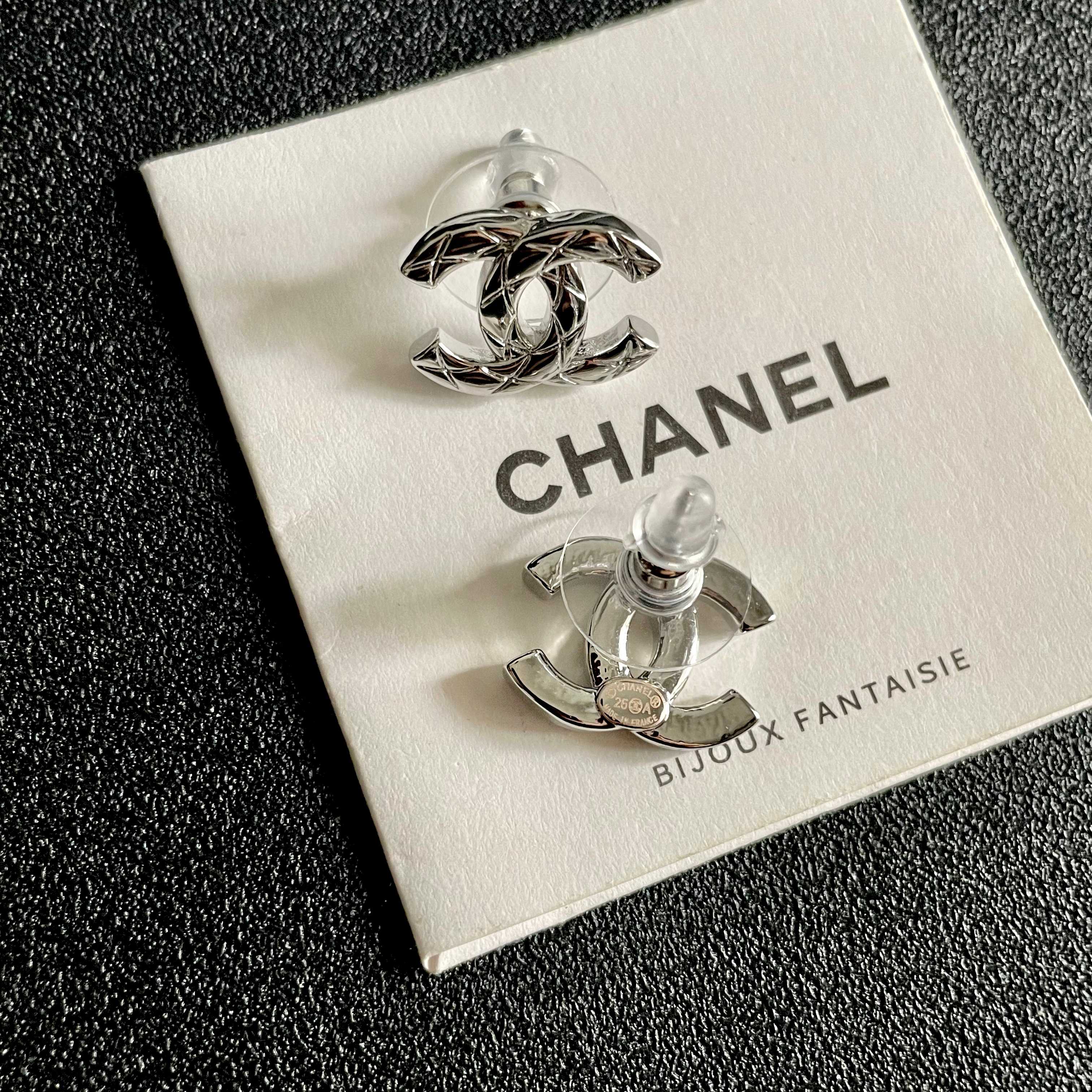 CHANEL 26S CHANEL CC LOGO WOVEN METAL STUD EARRINGS IN SILVER METAL 633306