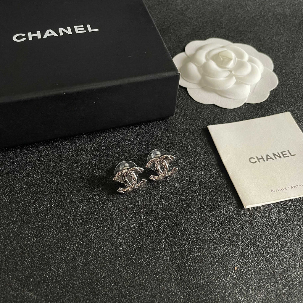 CHANEL 26S CHANEL CC LOGO WOVEN METAL STUD EARRINGS IN SILVER METAL 633306