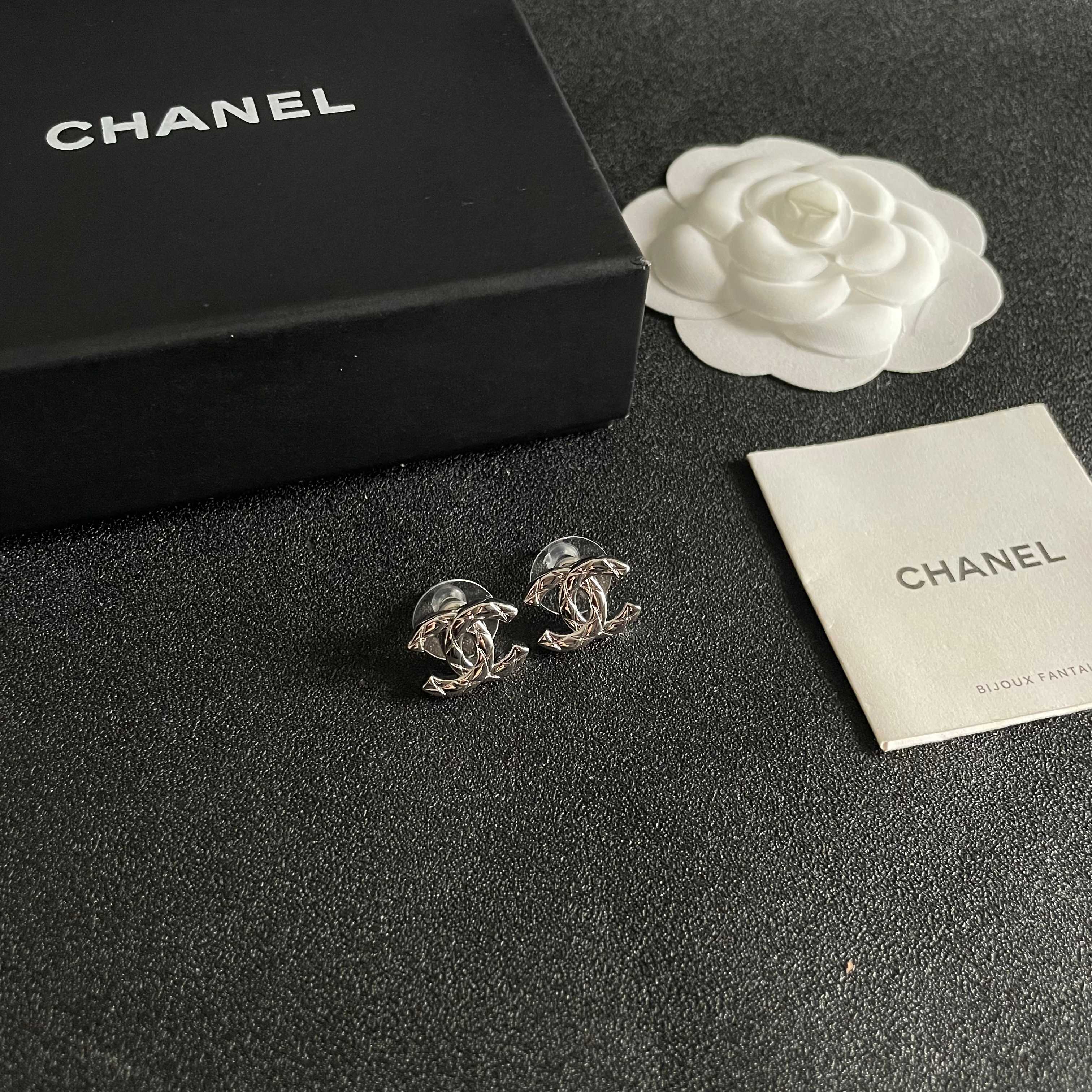 CHANEL 26S CHANEL CC LOGO WOVEN METAL STUD EARRINGS IN SILVER METAL 633306