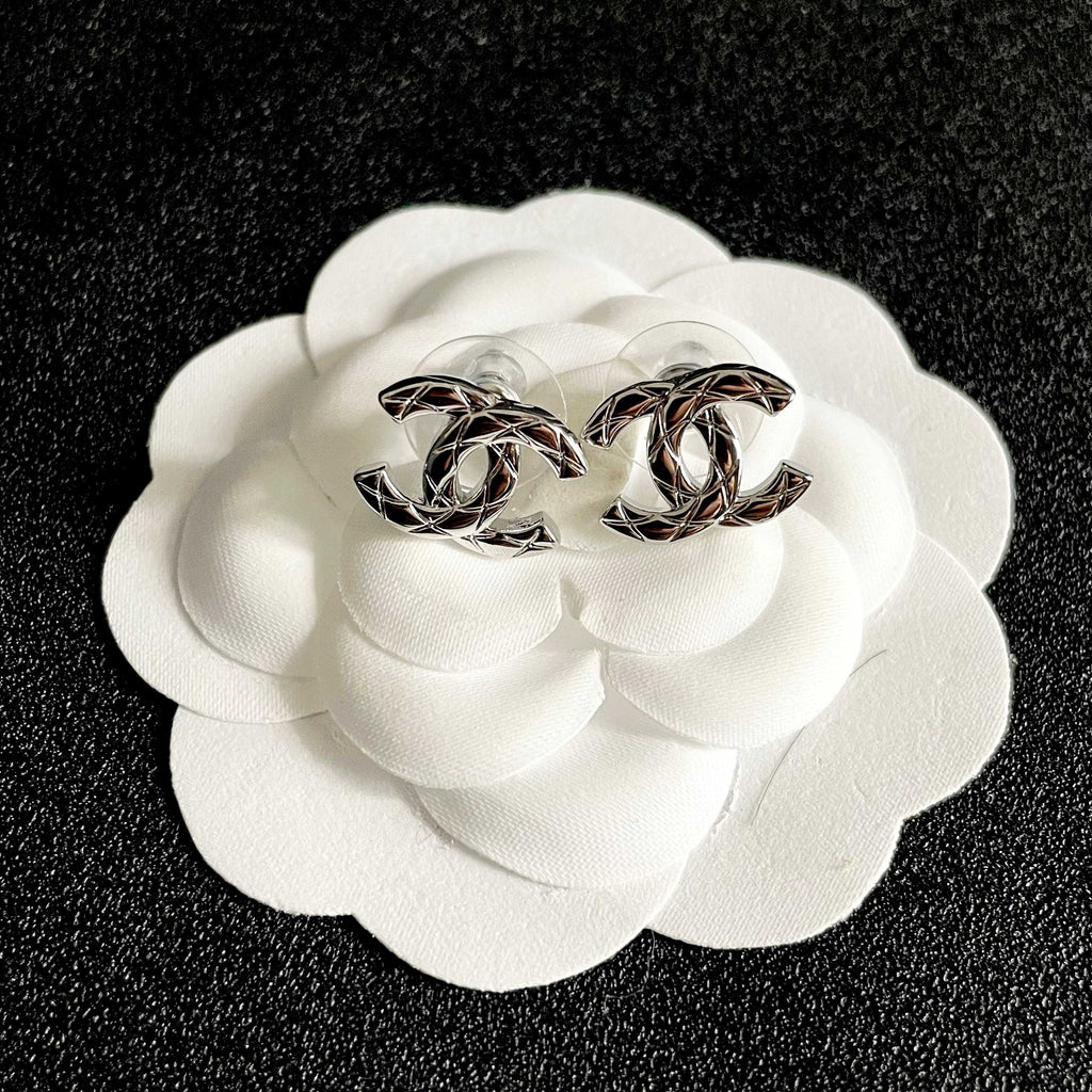 CHANEL 26S CHANEL CC LOGO WOVEN METAL STUD EARRINGS IN SILVER METAL 633306