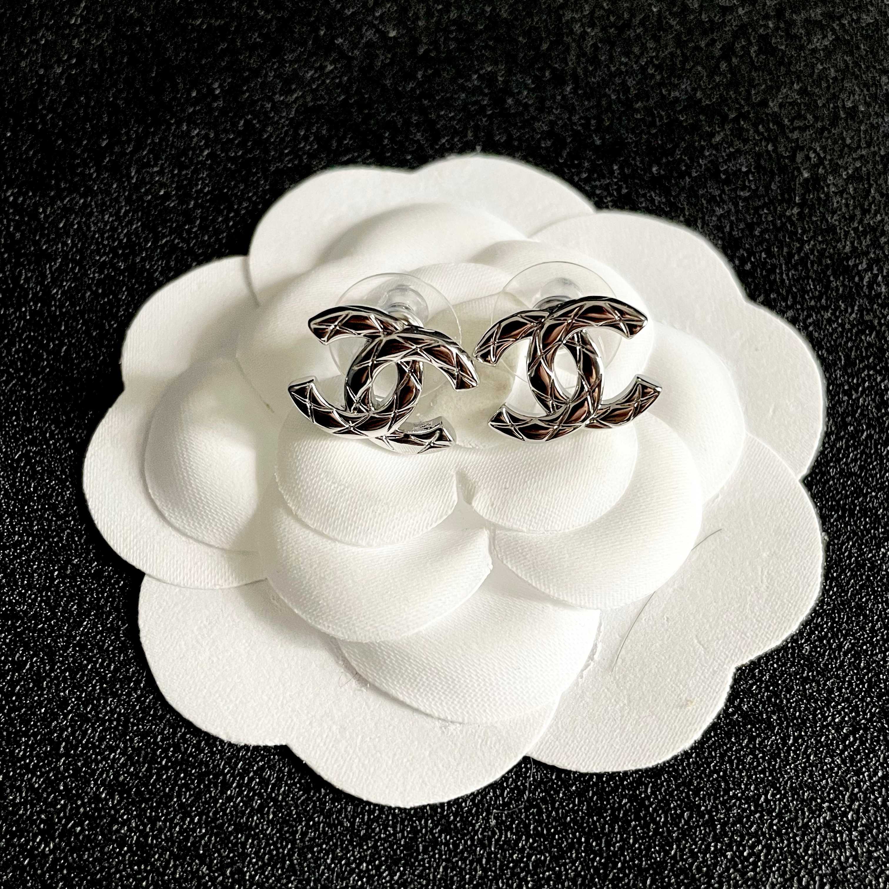 CHANEL 26S CHANEL CC LOGO WOVEN METAL STUD EARRINGS IN SILVER METAL 633306